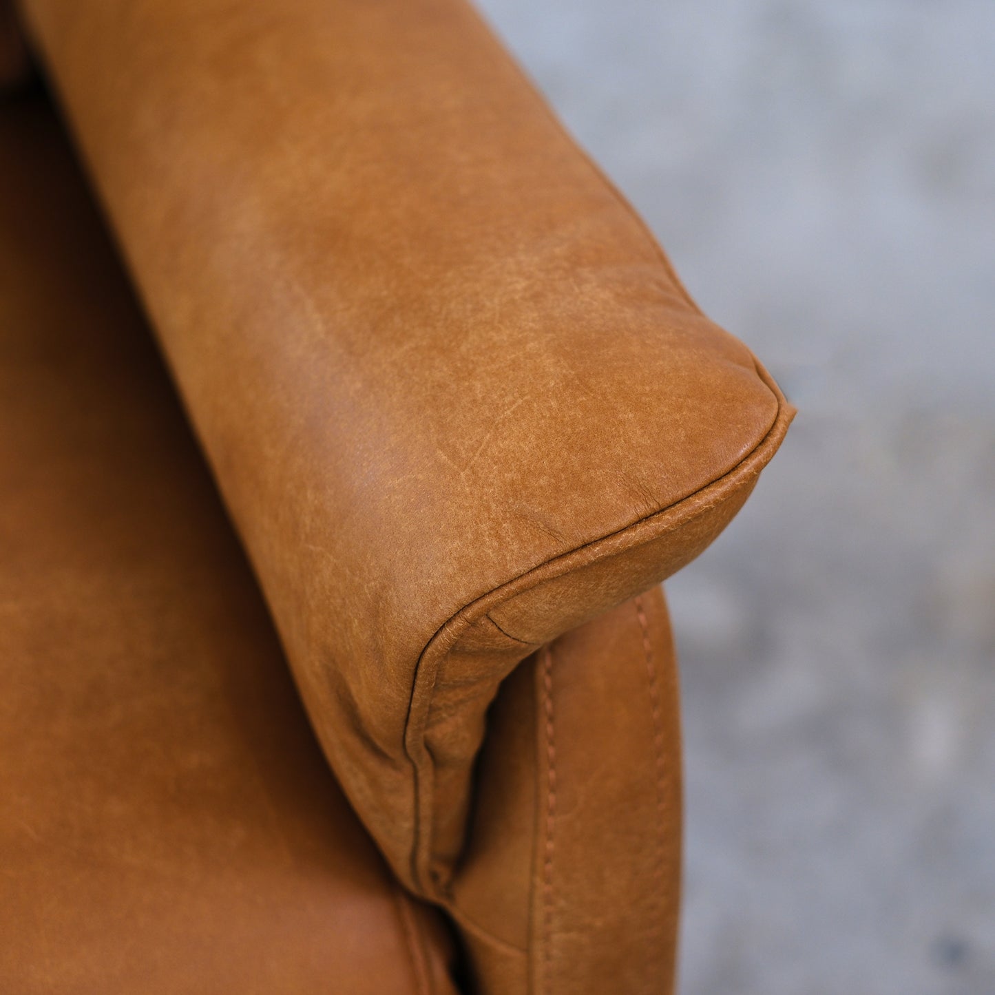 Fauteuil Moma, pivotant 2 moteurs, système autonome de repose-pieds et d'inclinaison du dossier, cuir pleine fleur cognac, piètement rond en métal chromé
