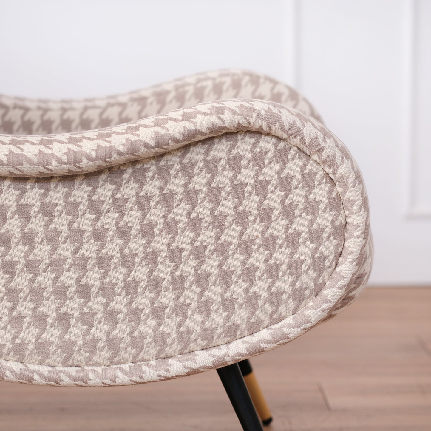 Fauteuil Miss en tissu pied de poule beige et gris tourterelle