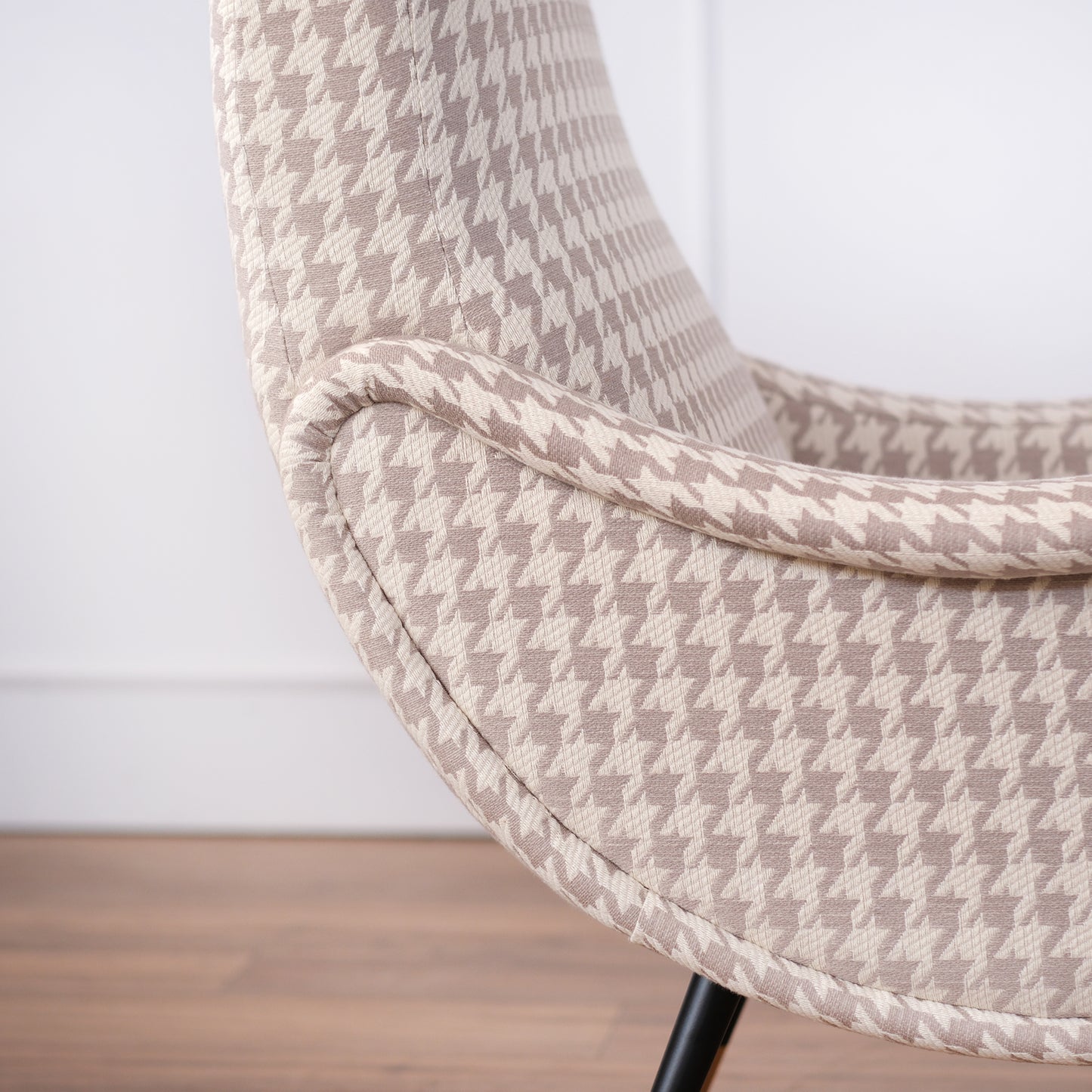Fauteuil Miss en tissu pied de poule beige et gris tourterelle