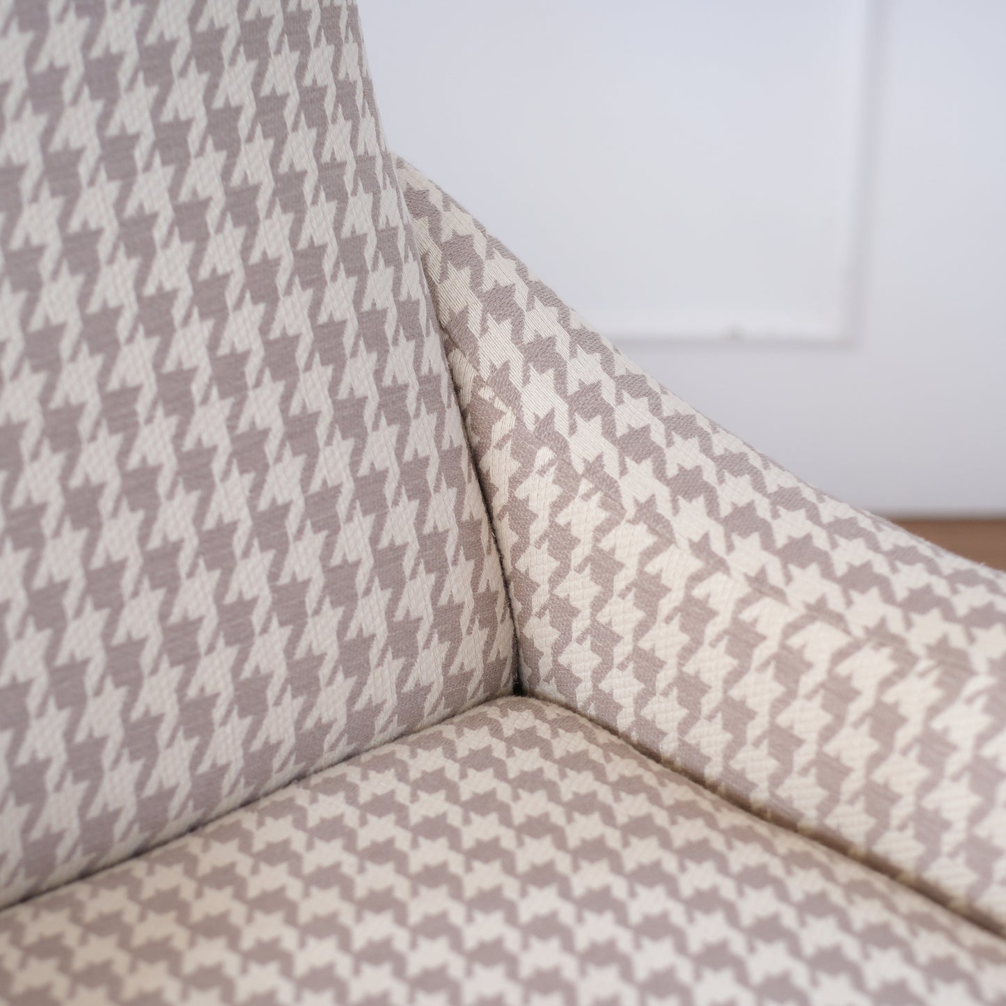 Fauteuil Miss en tissu pied de poule beige et gris tourterelle