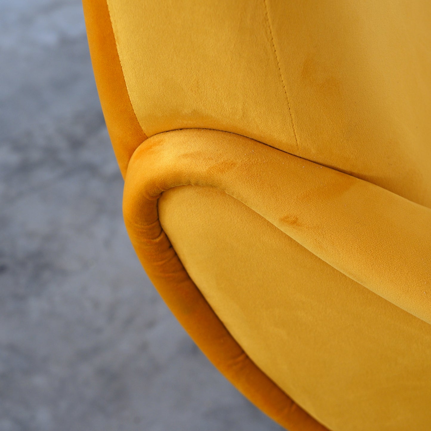Fauteuil Miss en velours jaune moutarde