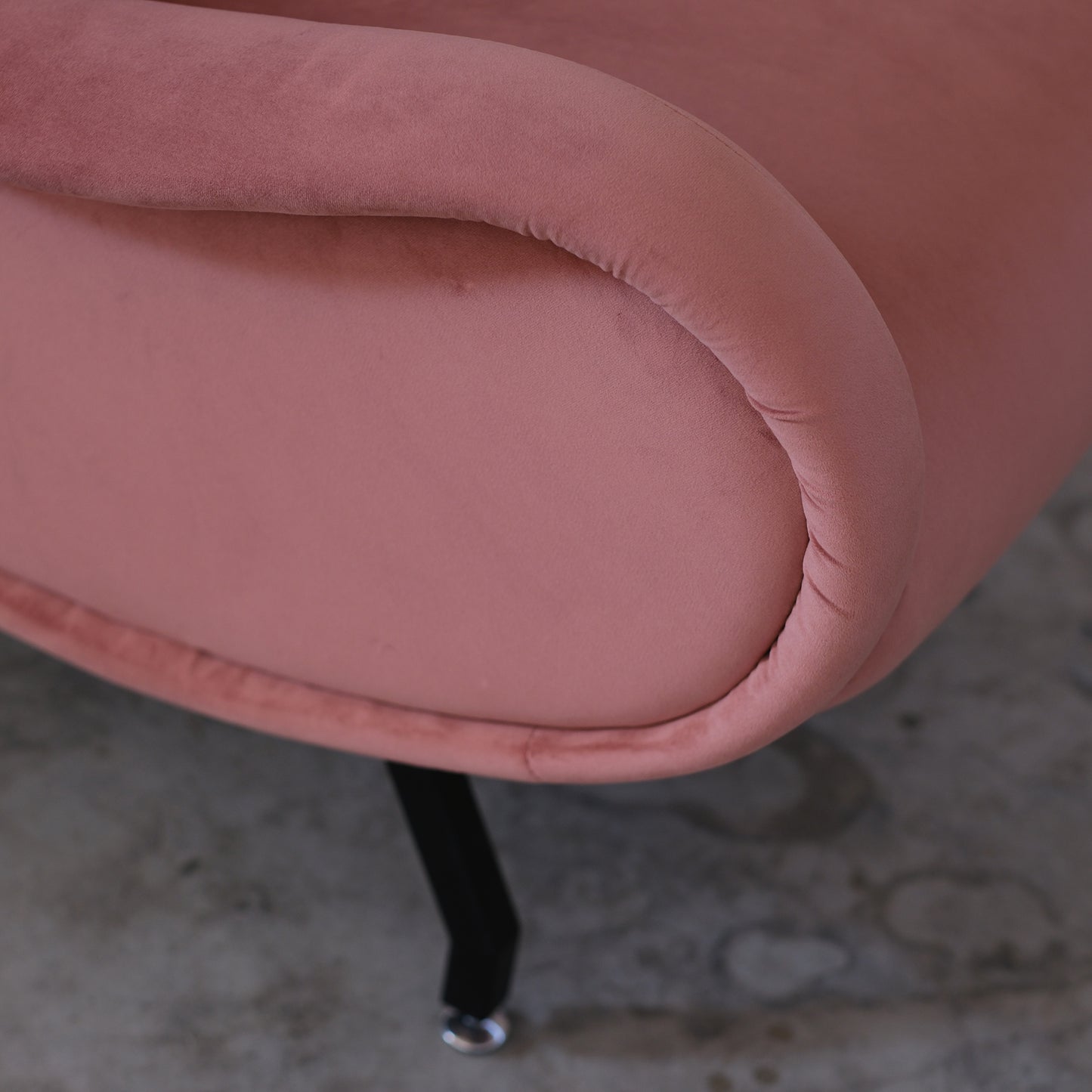 Fauteuil Miss en velours saumon avec piètement noir