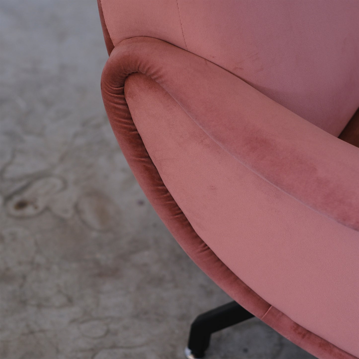 Fauteuil Miss en velours saumon avec piètement noir