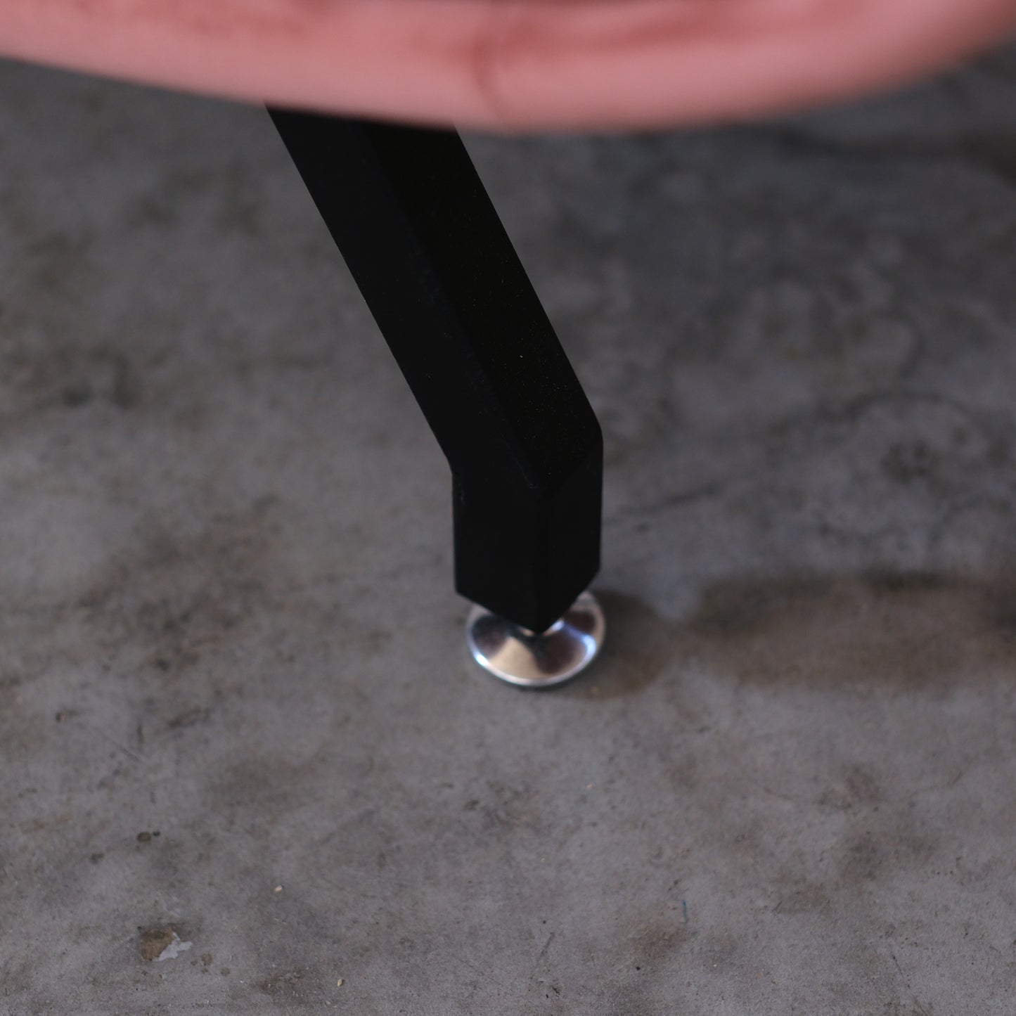 Fauteuil Miss en velours saumon avec piètement noir