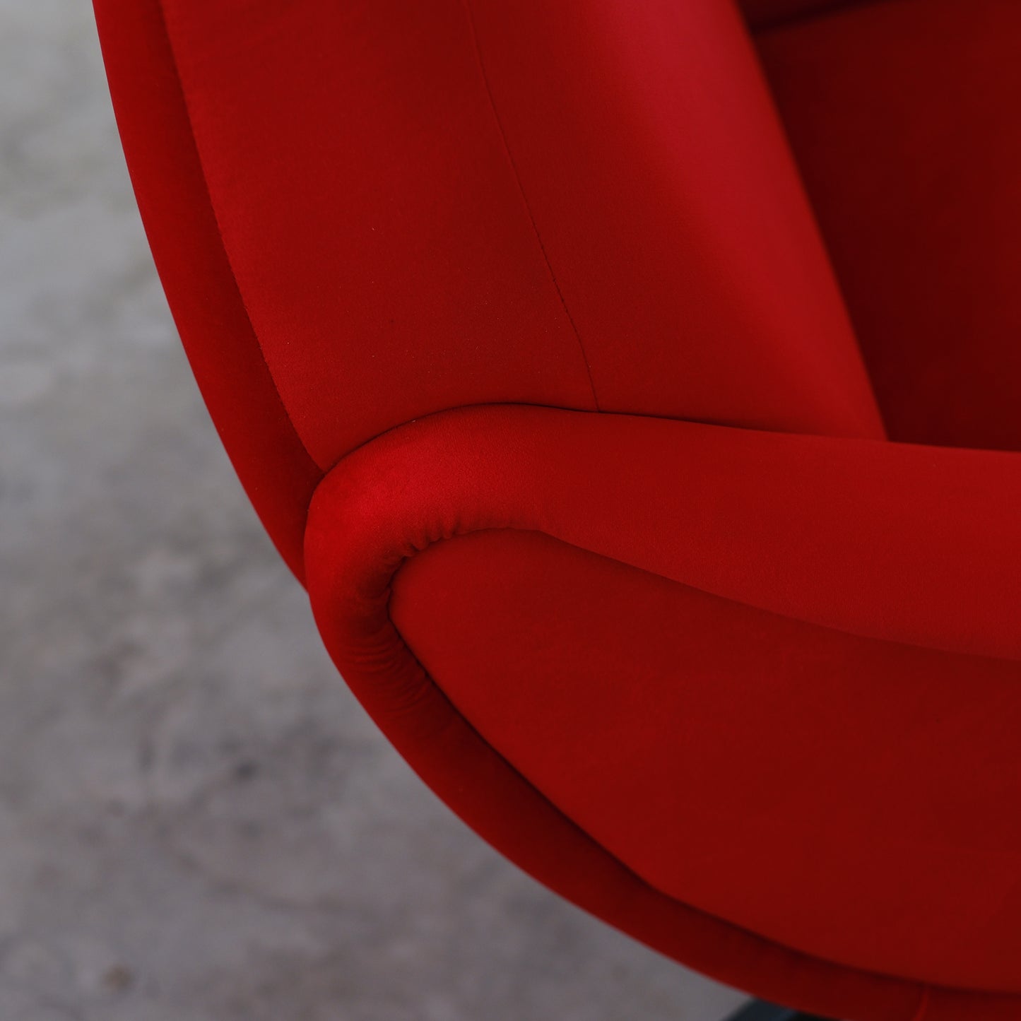 Fauteuil Miss en velours rouge avec structure noire