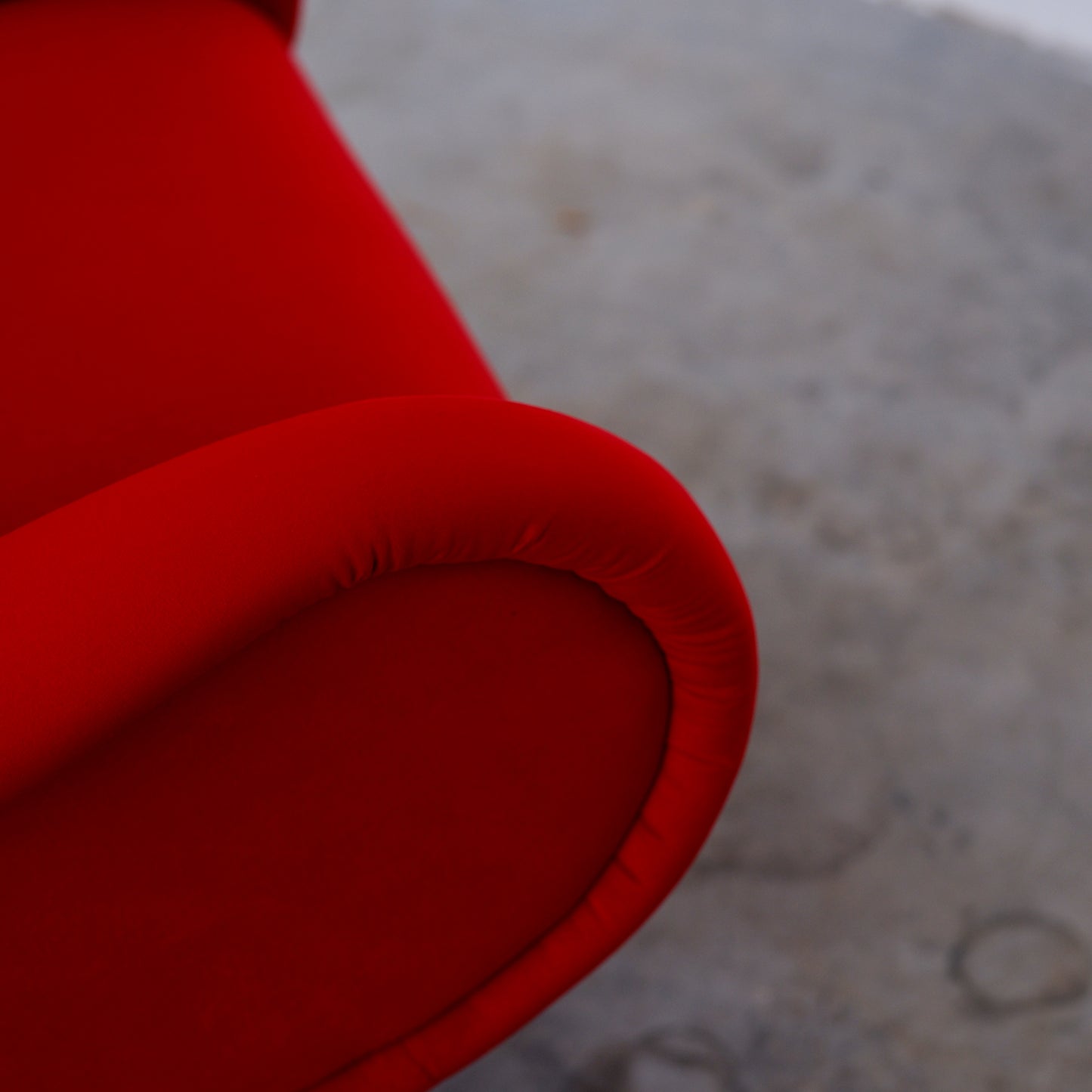 Fauteuil Miss en velours rouge avec structure noire