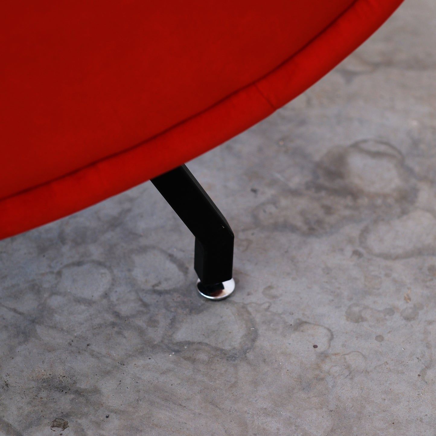 Fauteuil Miss en velours rouge avec structure noire