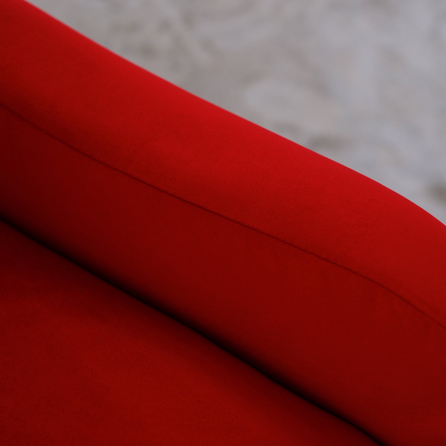 Fauteuil Miss en velours rouge avec structure noire