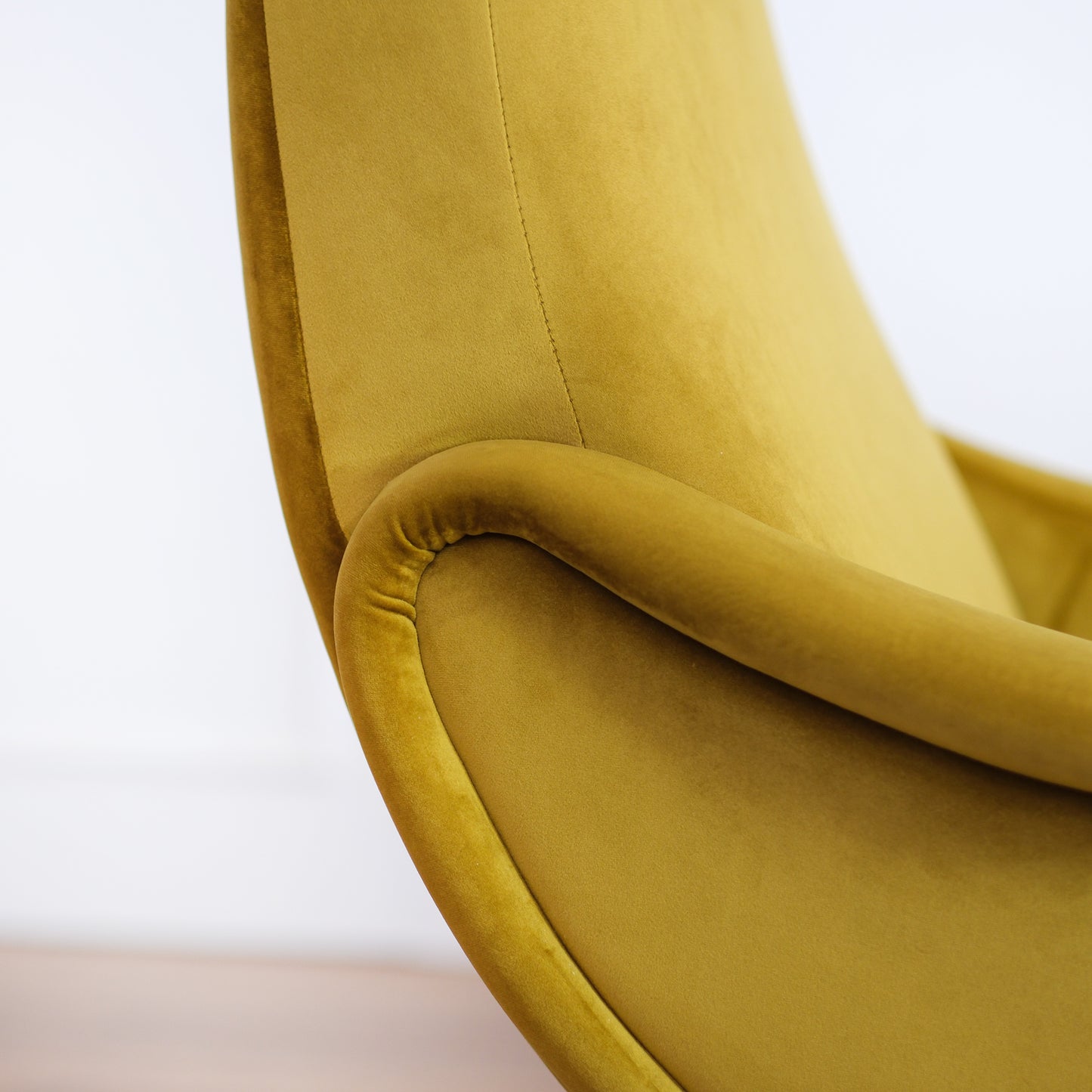 Poltrona Miss velluto senape gold