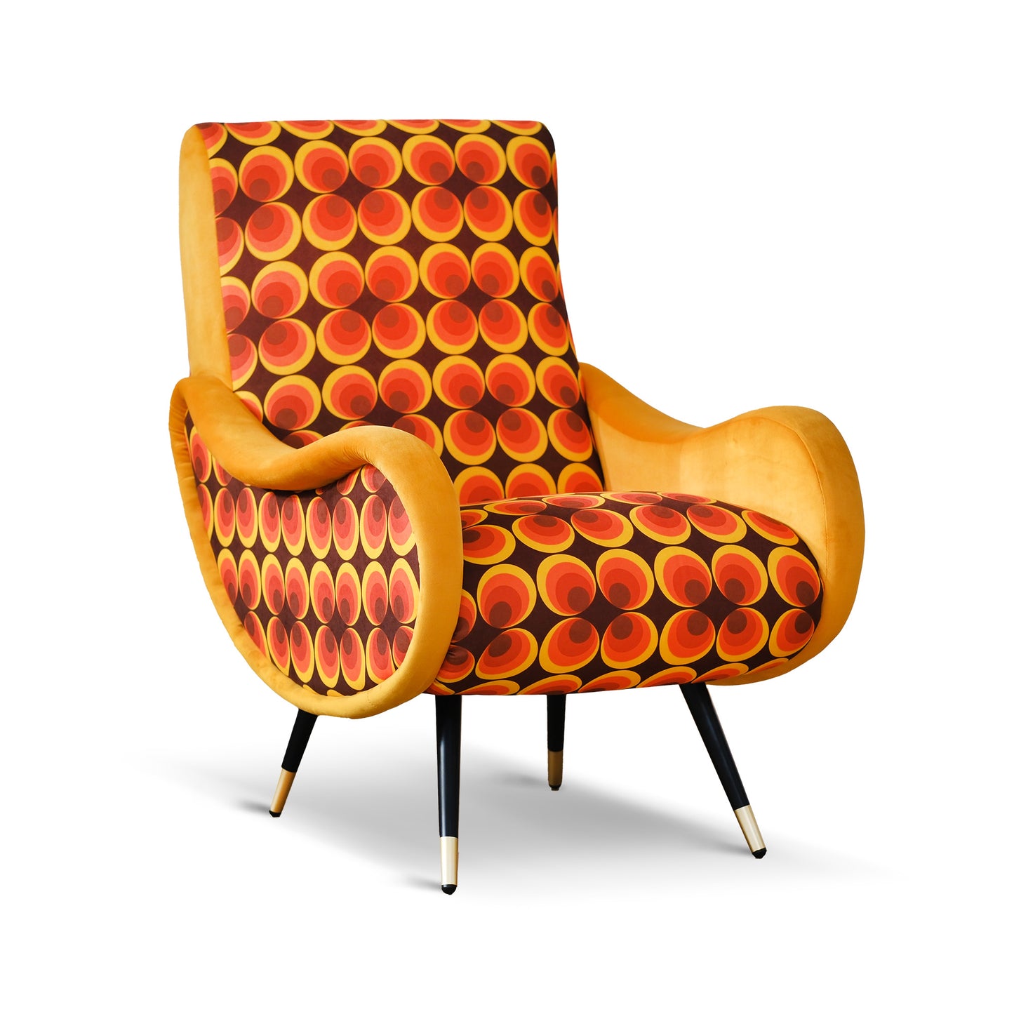 Poltrona Miss motivo vintage arancio, senape e marrone, gambe nere dettaglio ottone