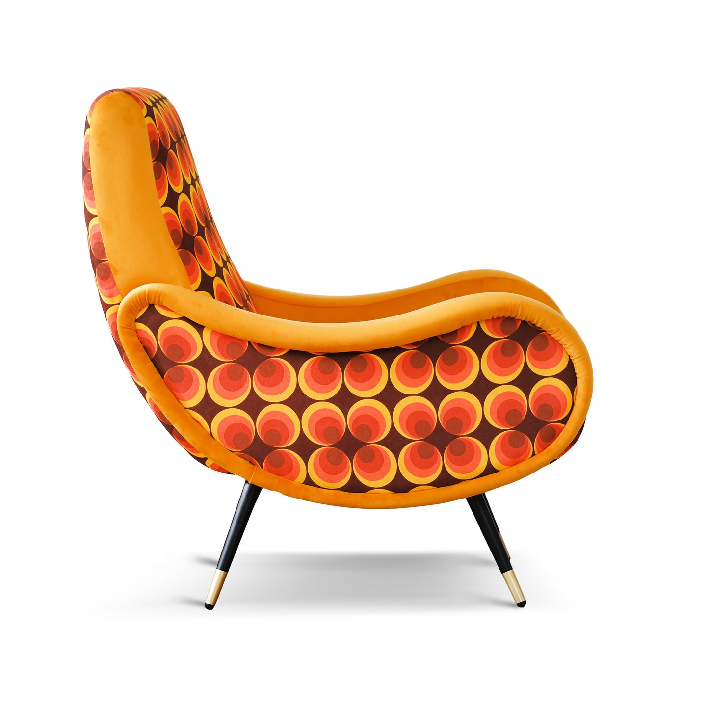 Poltrona Miss motivo vintage arancio, senape e marrone, gambe nere dettaglio ottone