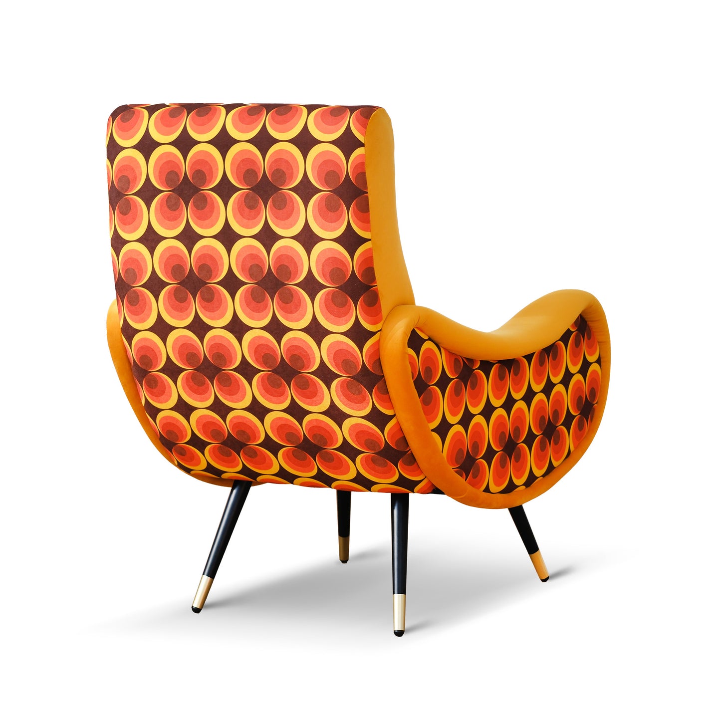 Poltrona Miss motivo vintage arancio, senape e marrone, gambe nere dettaglio ottone