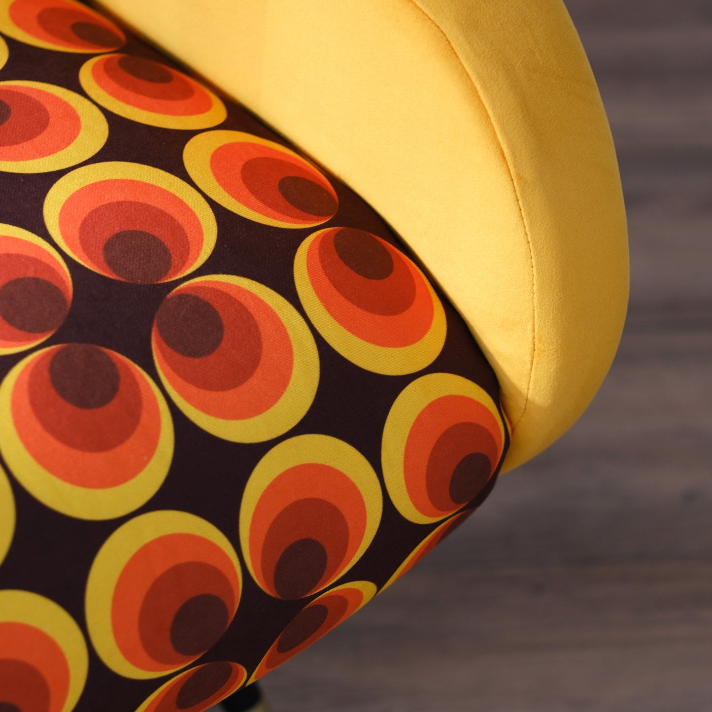 Poltrona Miss motivo vintage arancio, senape e marrone, gambe nere dettaglio ottone