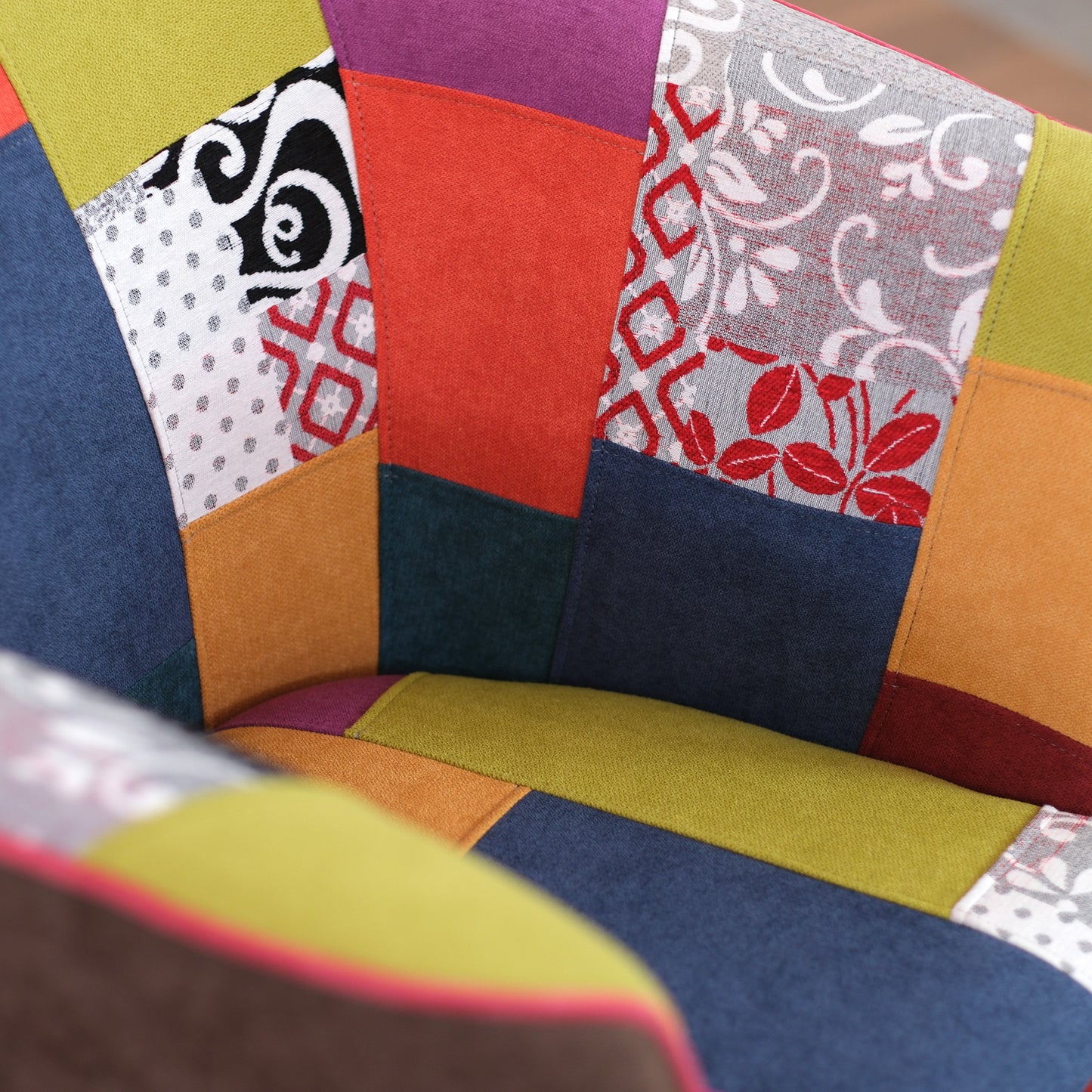 Valentina-Sessel aus dunkelbraunem Patchworkstoff