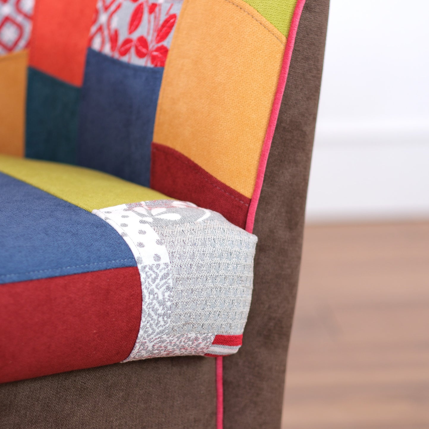 Valentina-Sessel aus dunkelbraunem Patchworkstoff