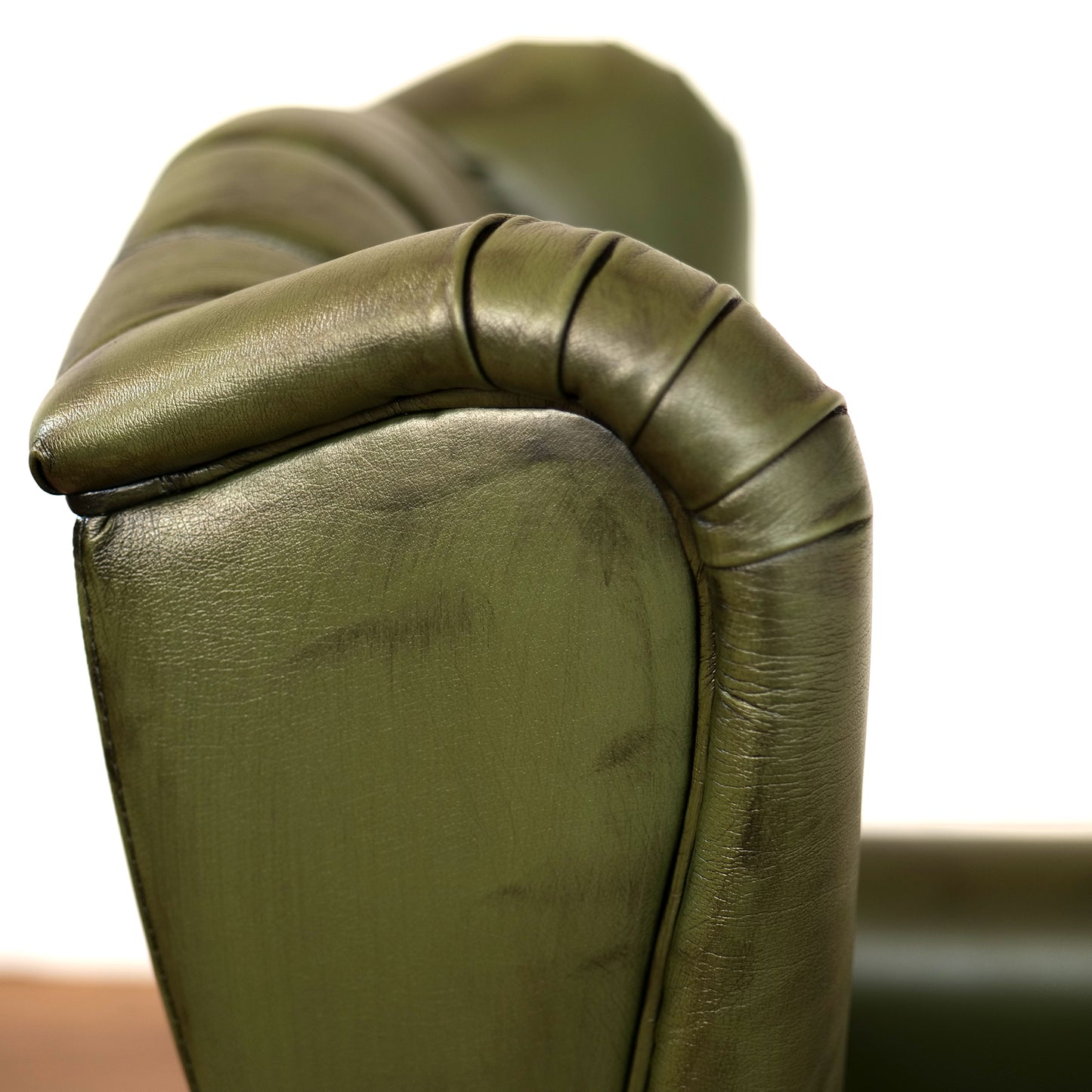 Poltrona Chesterfield Bergere Regina Pelle Fiore Premium - Design Iconico