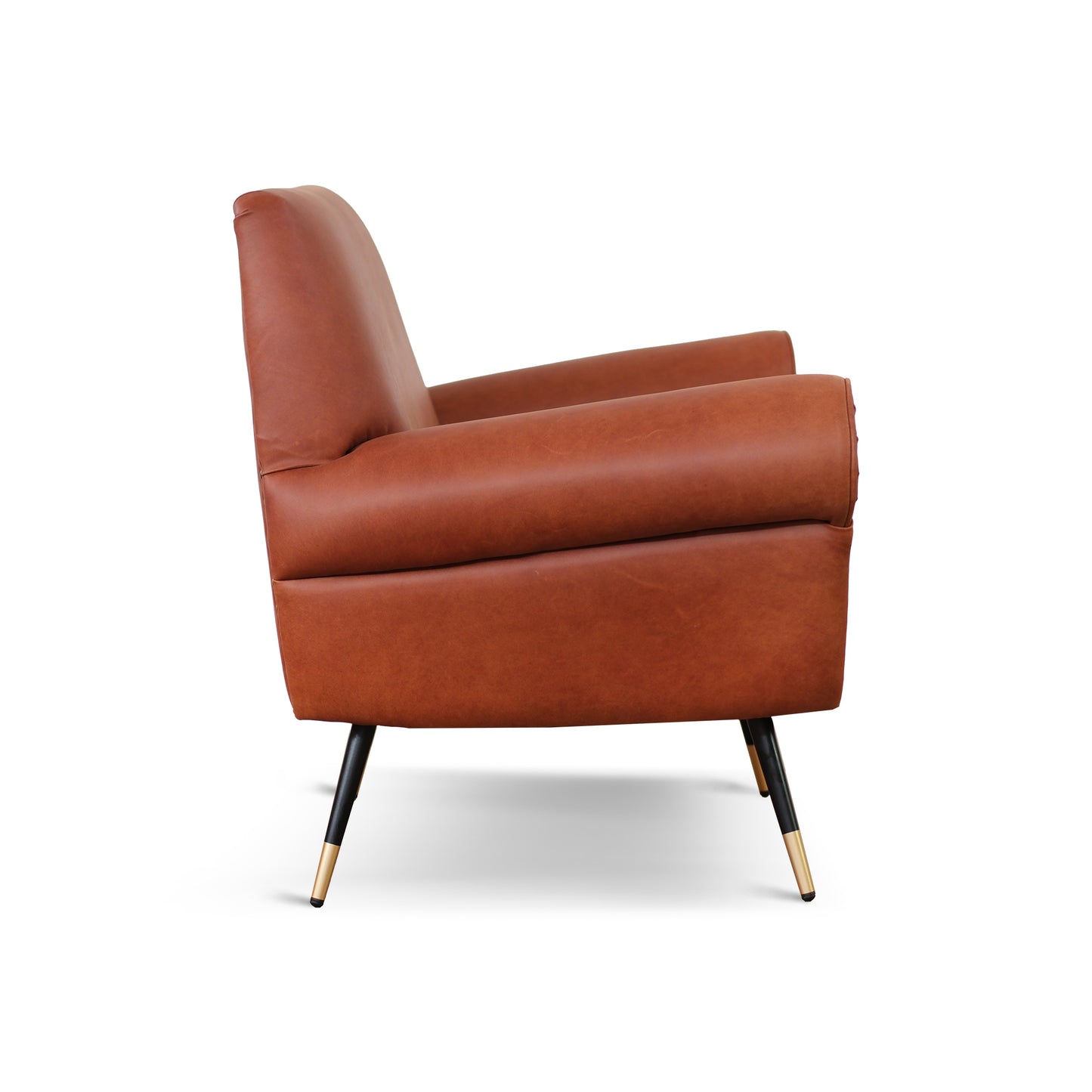Divano 2 posti design vintage Vico pelle fiore pull up cognac con borchie anticate e gambe nere e ottone