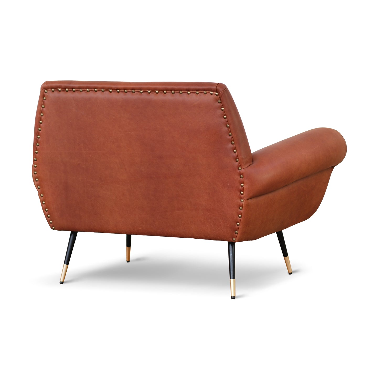 Divano 2 posti design vintage Vico pelle fiore pull up cognac con borchie anticate e gambe nere e ottone