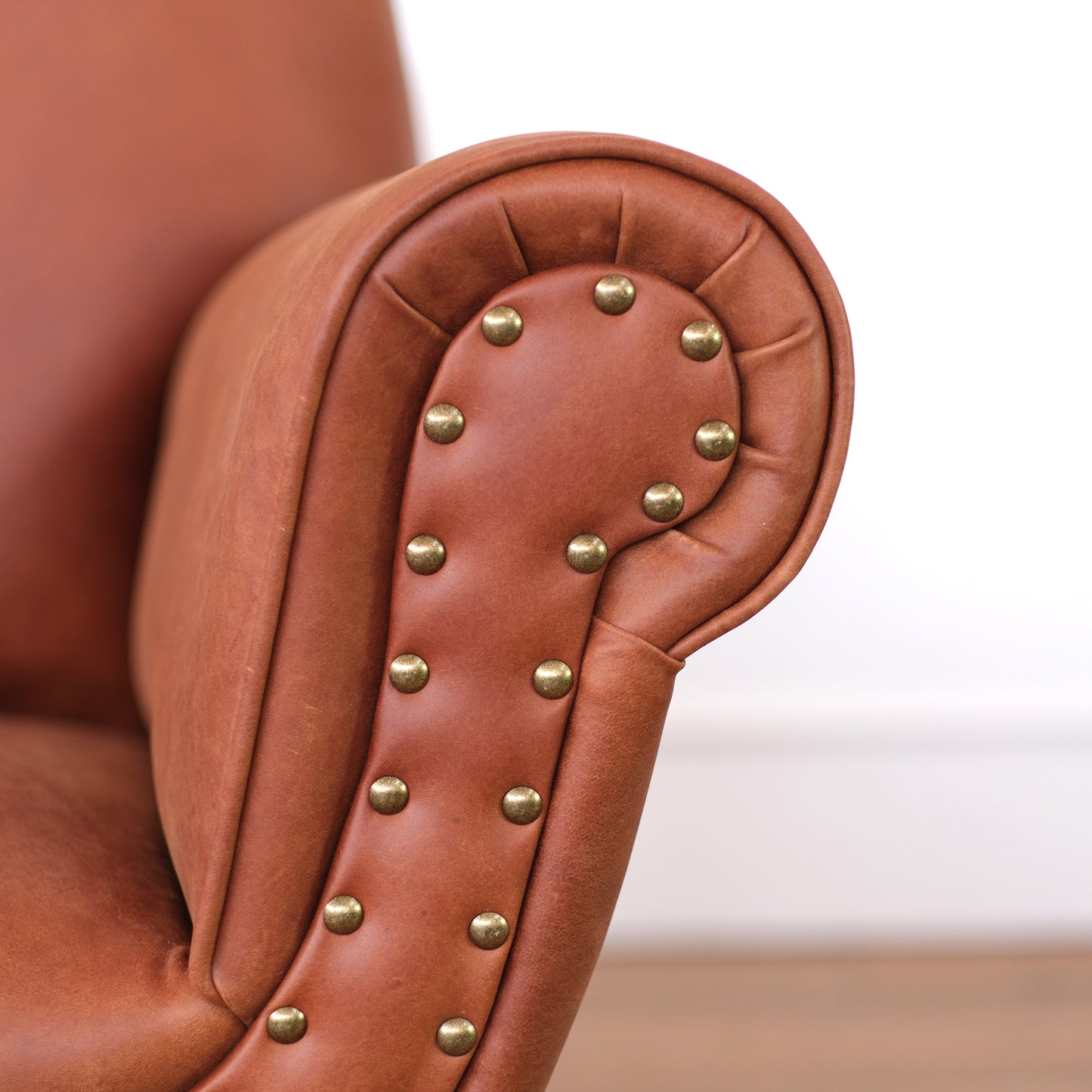 Divano 2 posti design vintage Vico pelle fiore pull up cognac con borchie anticate e gambe nere e ottone