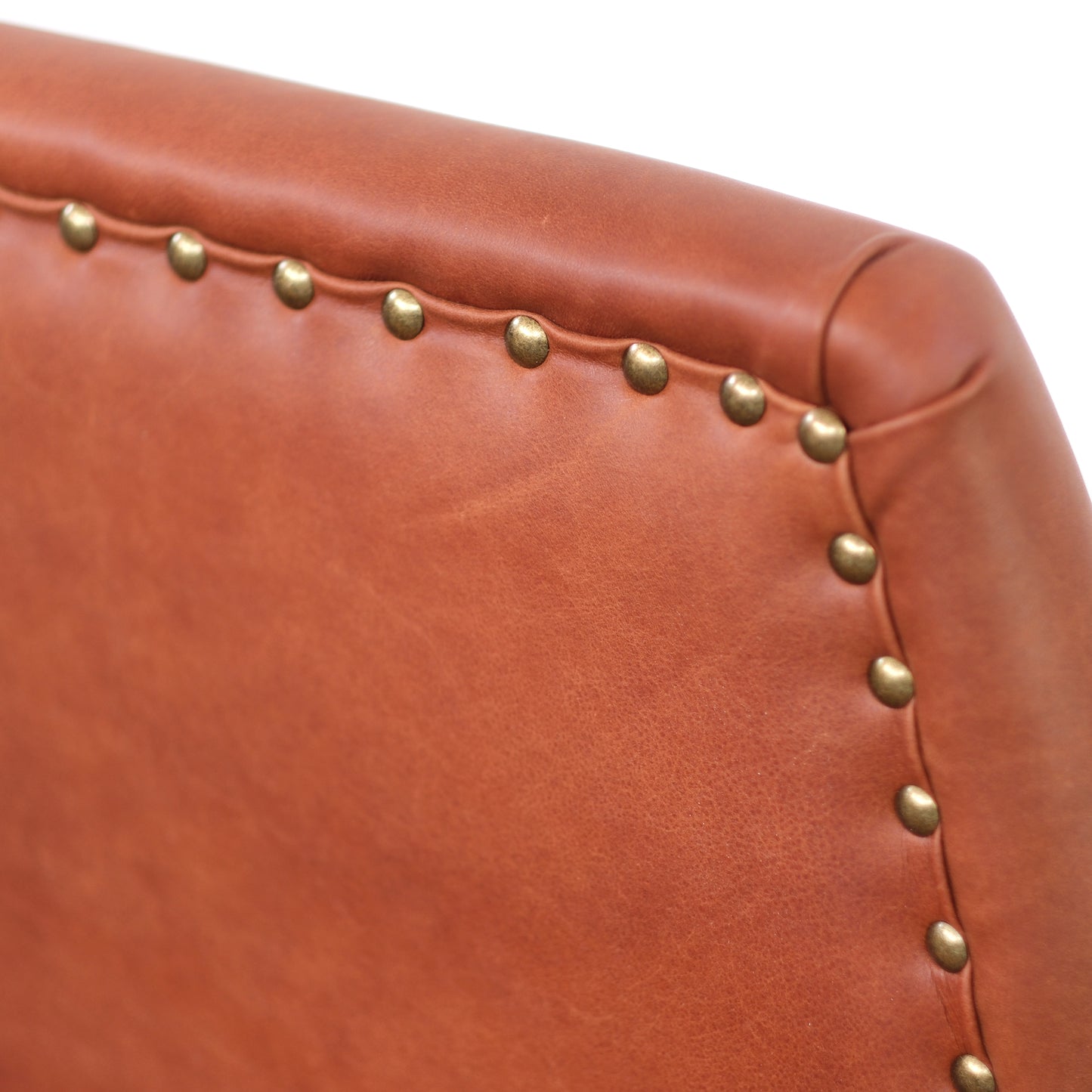 Divano 2 posti design vintage Vico pelle fiore pull up cognac con borchie anticate e gambe nere e ottone