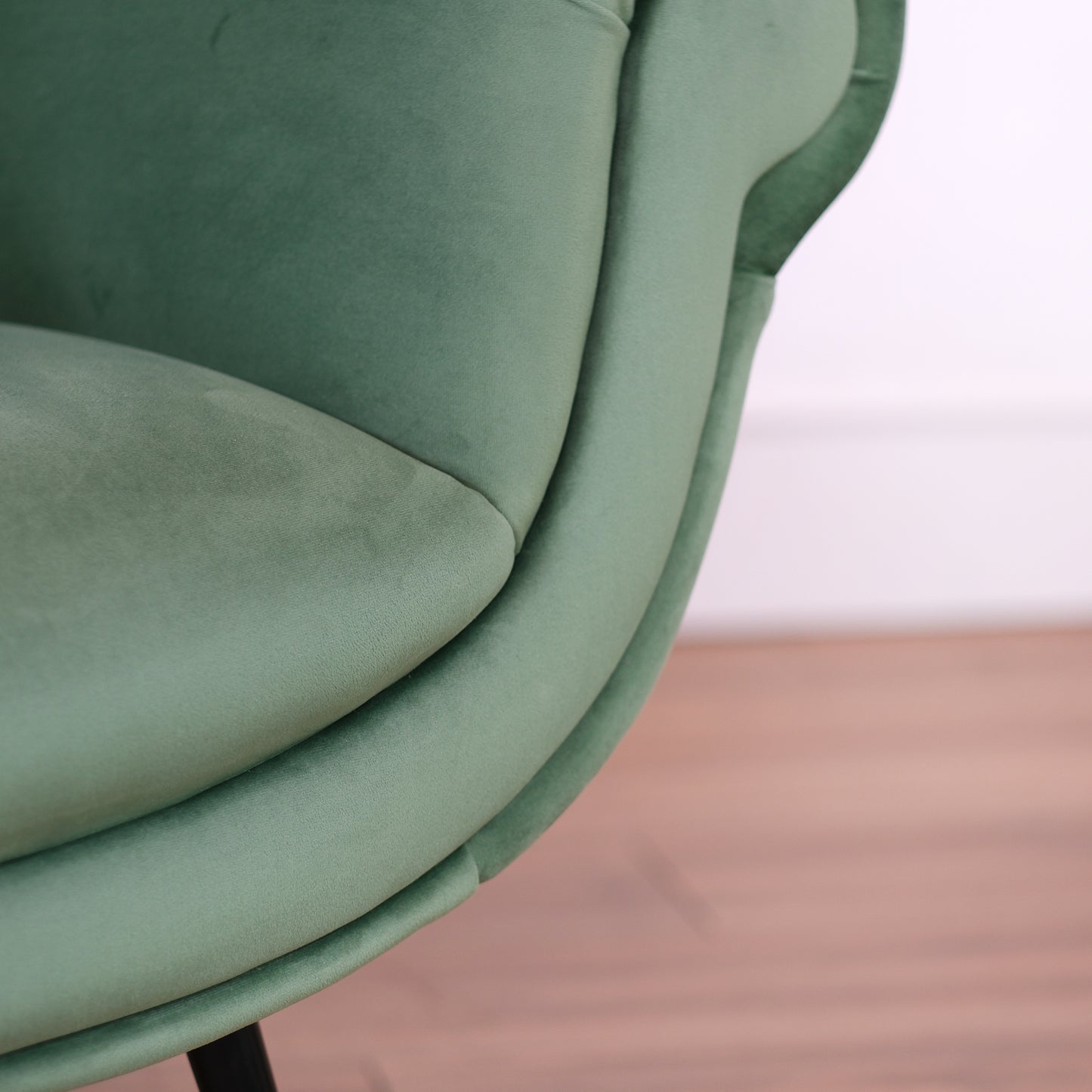 Poltrona design vintage Vico velluto verde menta gambe nere e ottone