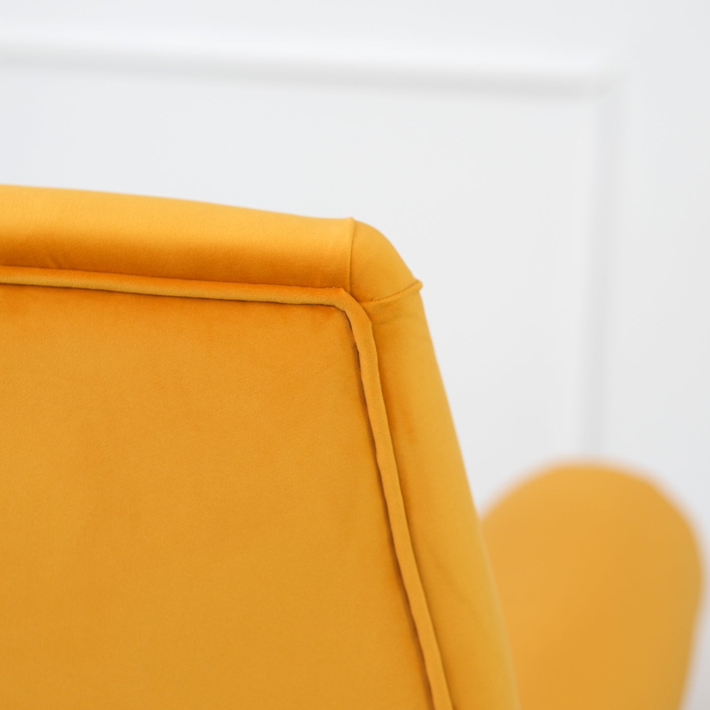 Poltrona design vintage Vico velluto giallo mostarda gambe nere e ottone