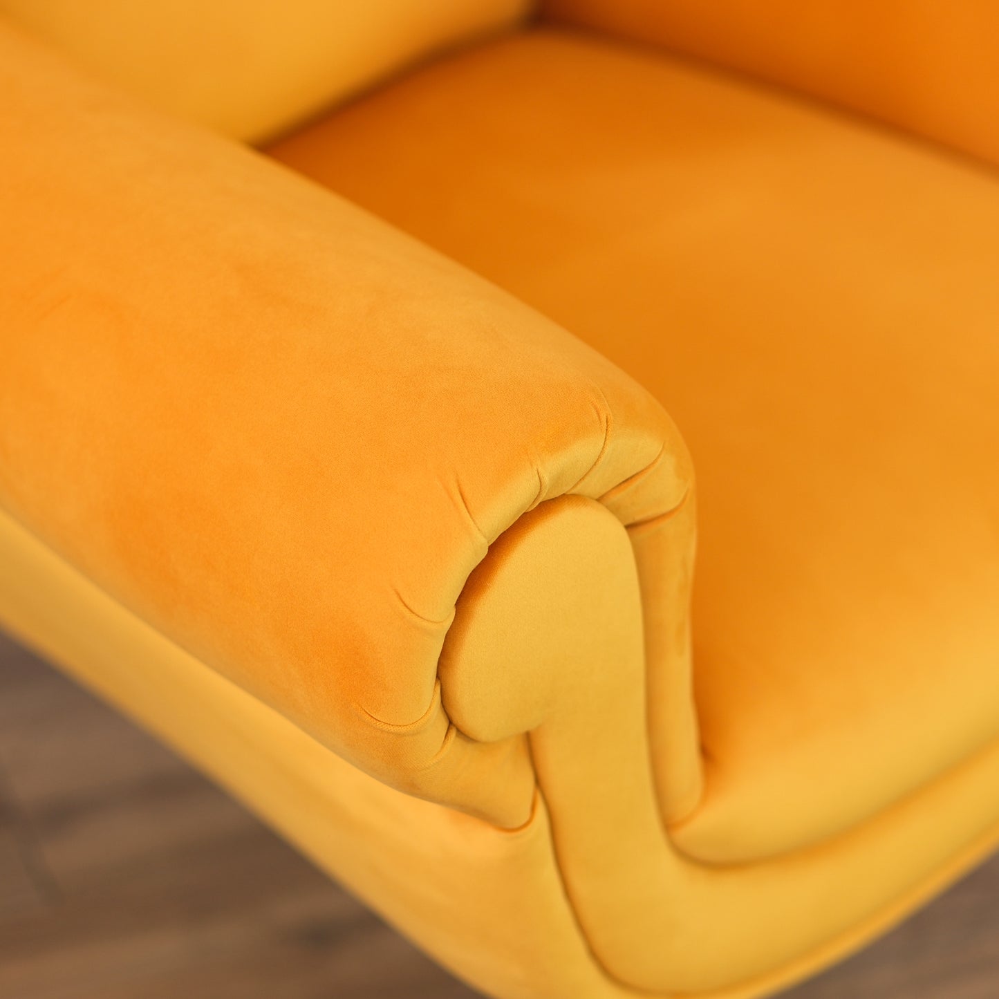 Poltrona design vintage Vico velluto giallo mostarda gambe nere e ottone