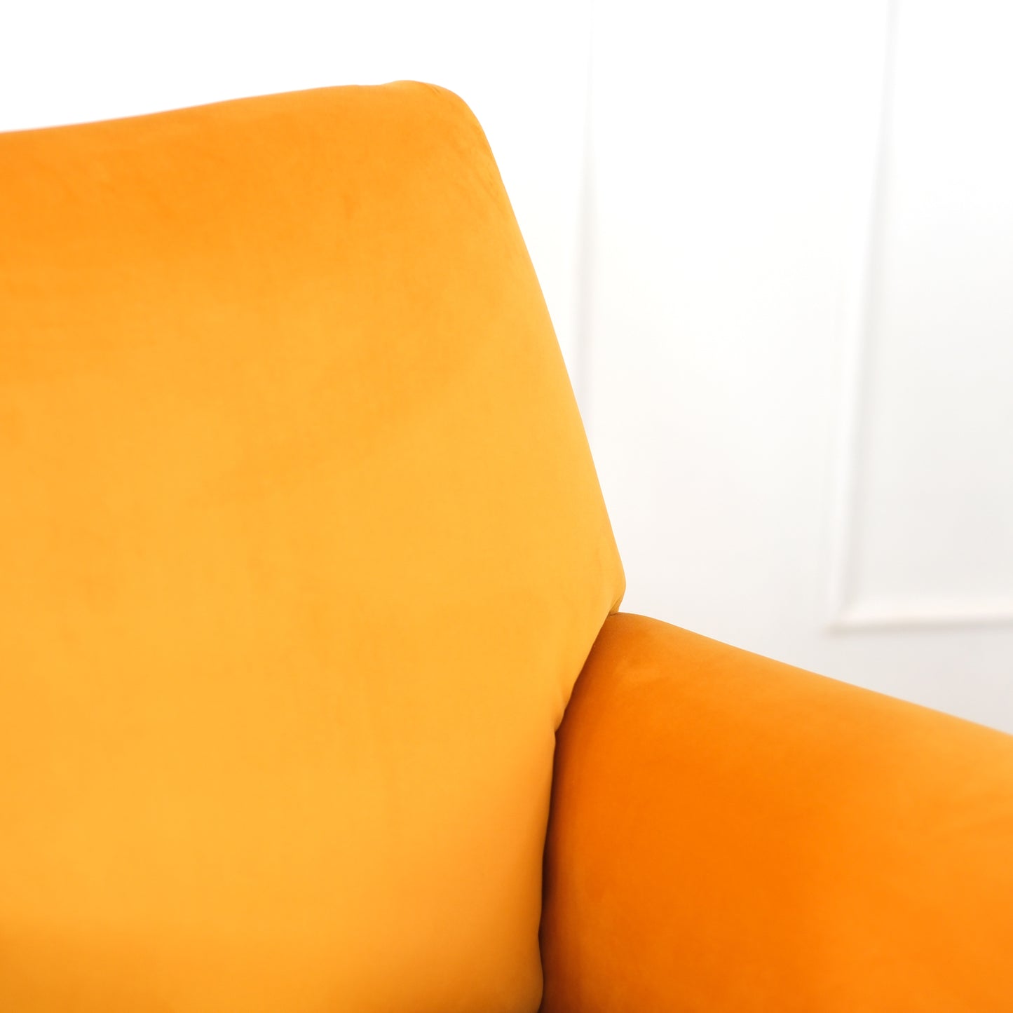 Poltrona design vintage Vico velluto giallo mostarda gambe nere e ottone