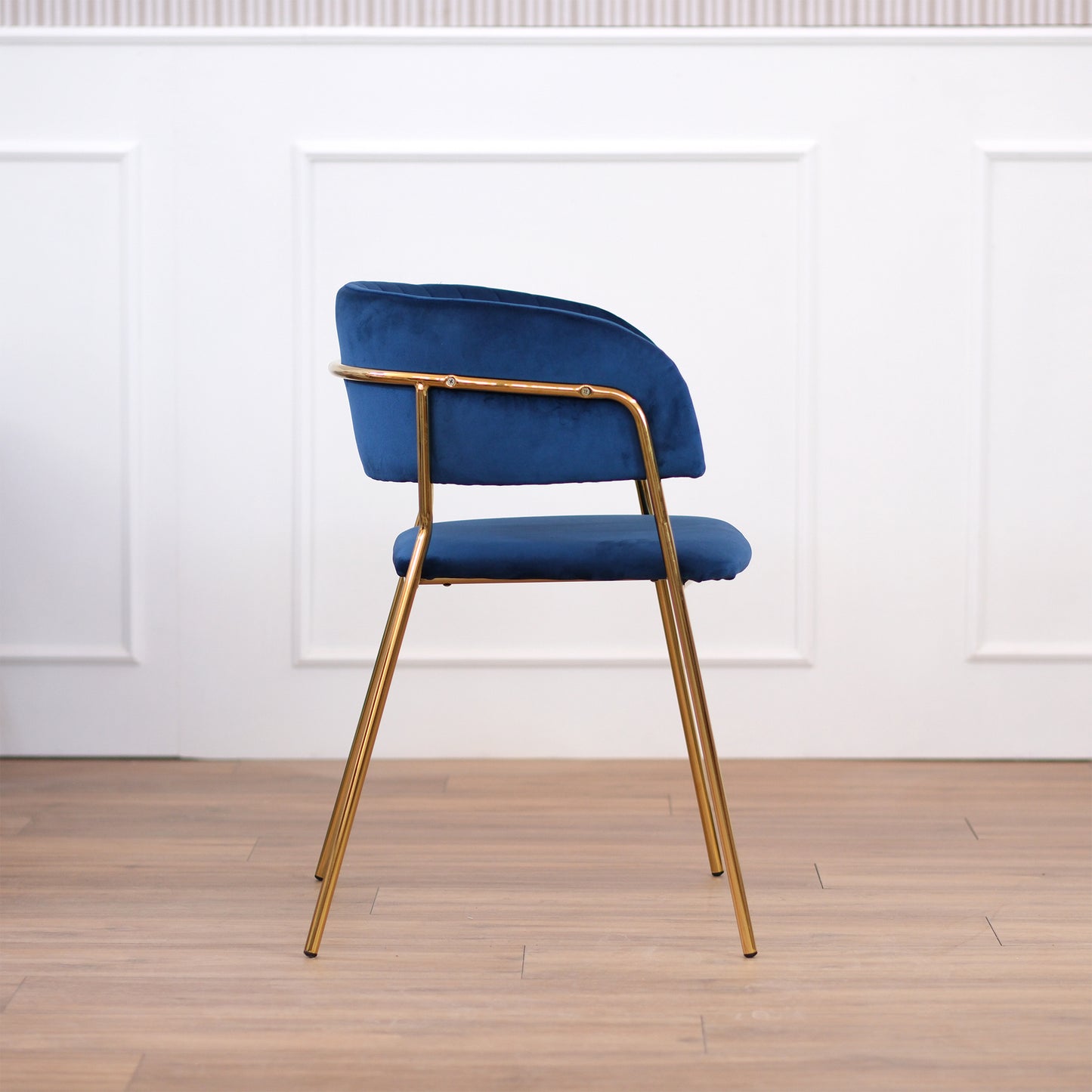 Lot de 2 chaises en velours bleu dossier enveloppant et structure dorée - Vita