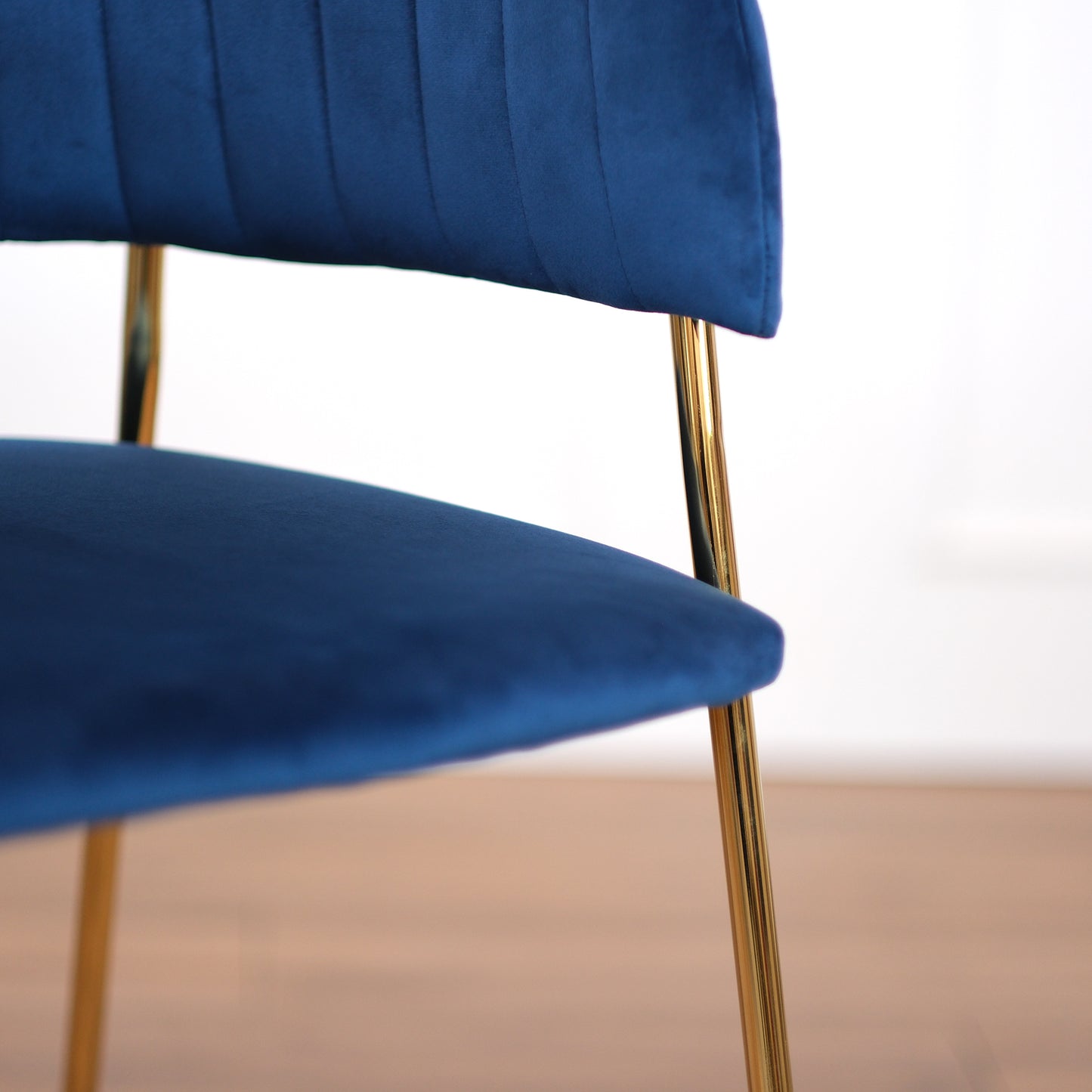 Lot de 2 chaises en velours bleu dossier enveloppant et structure dorée - Vita