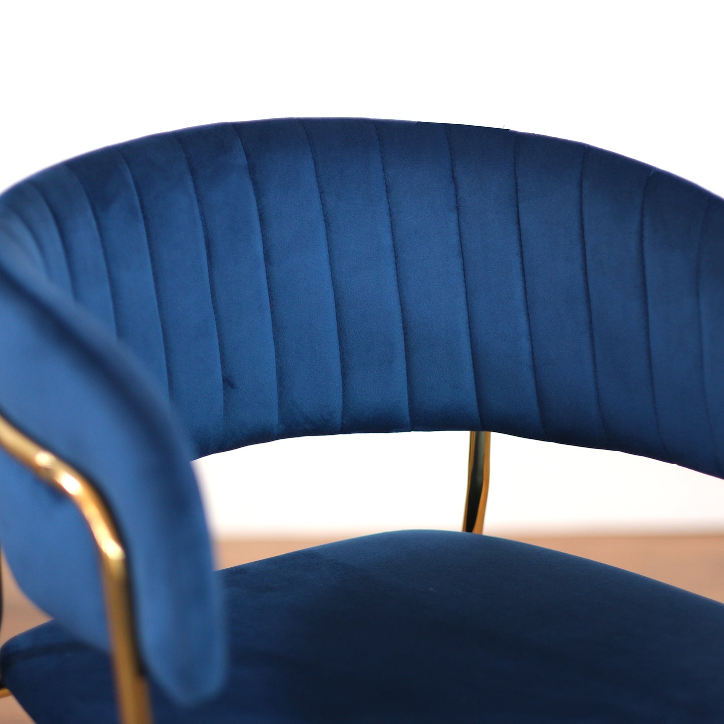 Lot de 2 chaises en velours bleu dossier enveloppant et structure dorée - Vita