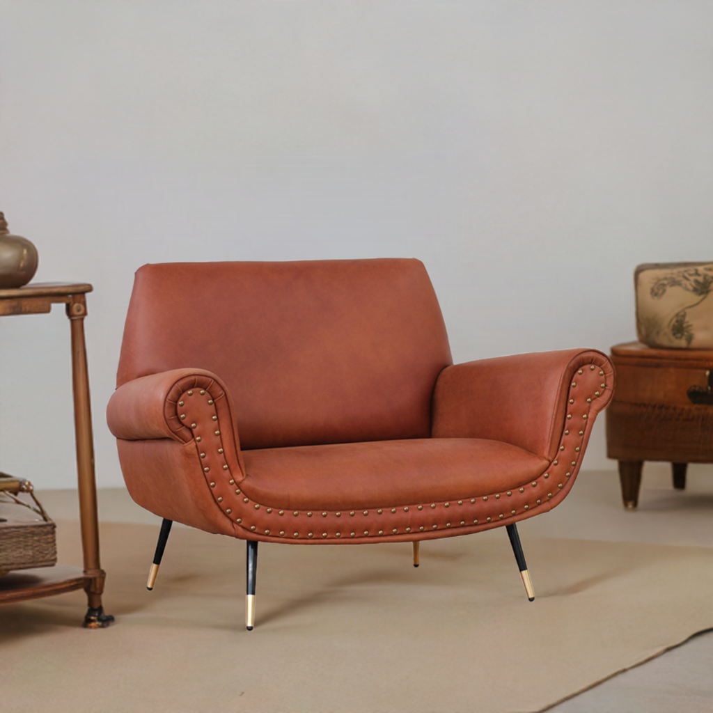 Divano 2 posti design vintage Vico pelle fiore pull up cognac con borchie anticate e gambe nere e ottone
