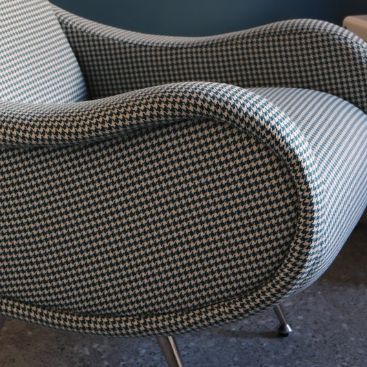 Poltrona Miss tessuto pied de poule gambe argento