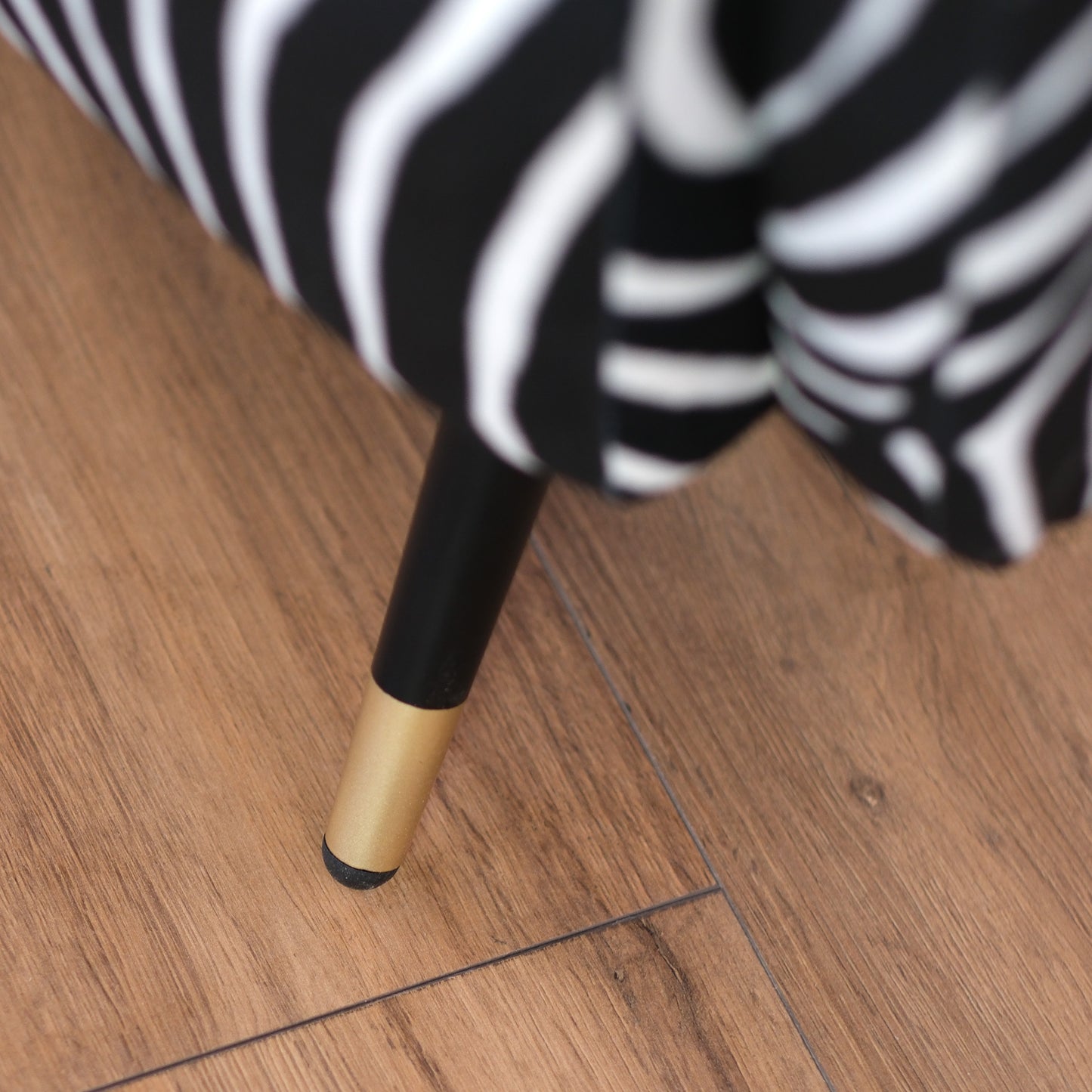 Divano Adriana tessuto zebrato gambe nere ottone
