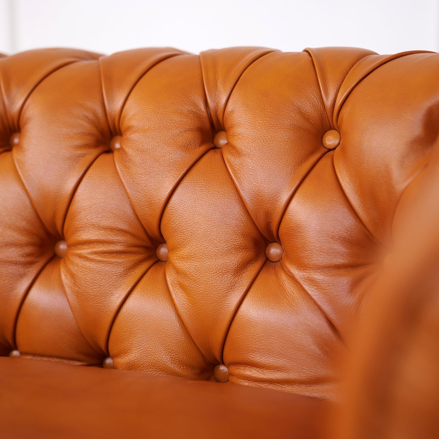 Divano 2 Posti Chesterfield Medium Pelle Primo Fiore Whisky Buckingham - Design Iconico