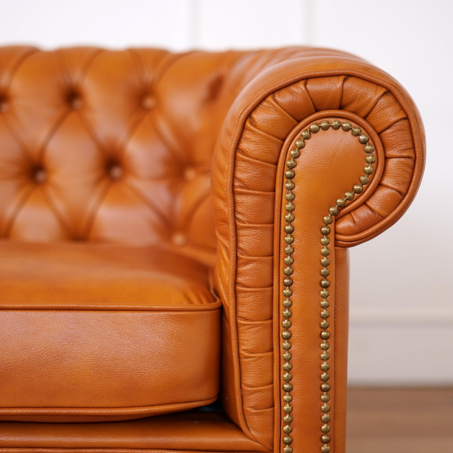 Divano 2 Posti Chesterfield Medium Pelle Primo Fiore Whisky Buckingham - Design Iconico