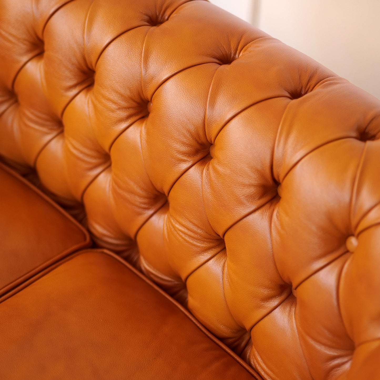Divano 2 Posti Chesterfield Medium Pelle Primo Fiore Whisky Buckingham - Design Iconico