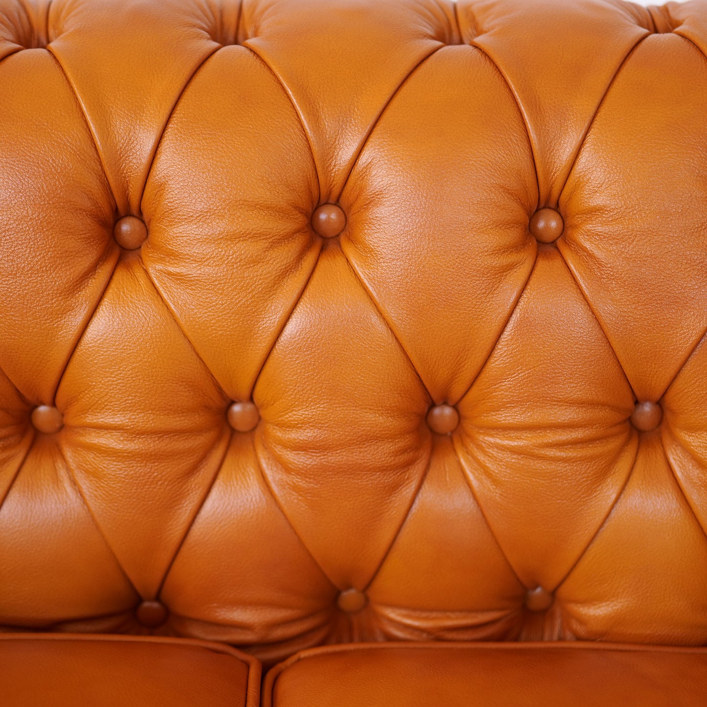 Divano 2 Posti Chesterfield Medium Pelle Primo Fiore Whisky Buckingham - Design Iconico