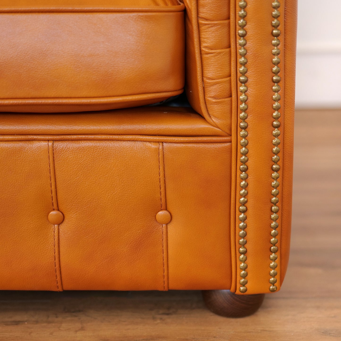 Divano 2 Posti Chesterfield Medium Pelle Primo Fiore Whisky Buckingham - Design Iconico
