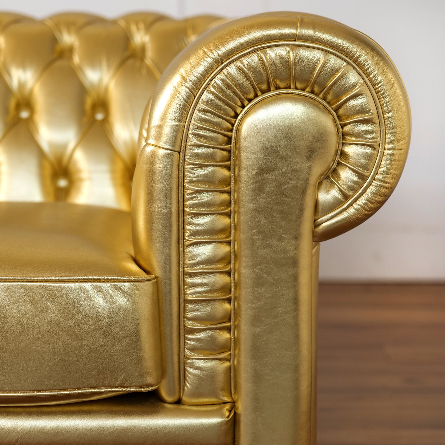 Divano Chesterfield in Pelle Primo Fiore Premium – Iconico, Finiture di Pregio