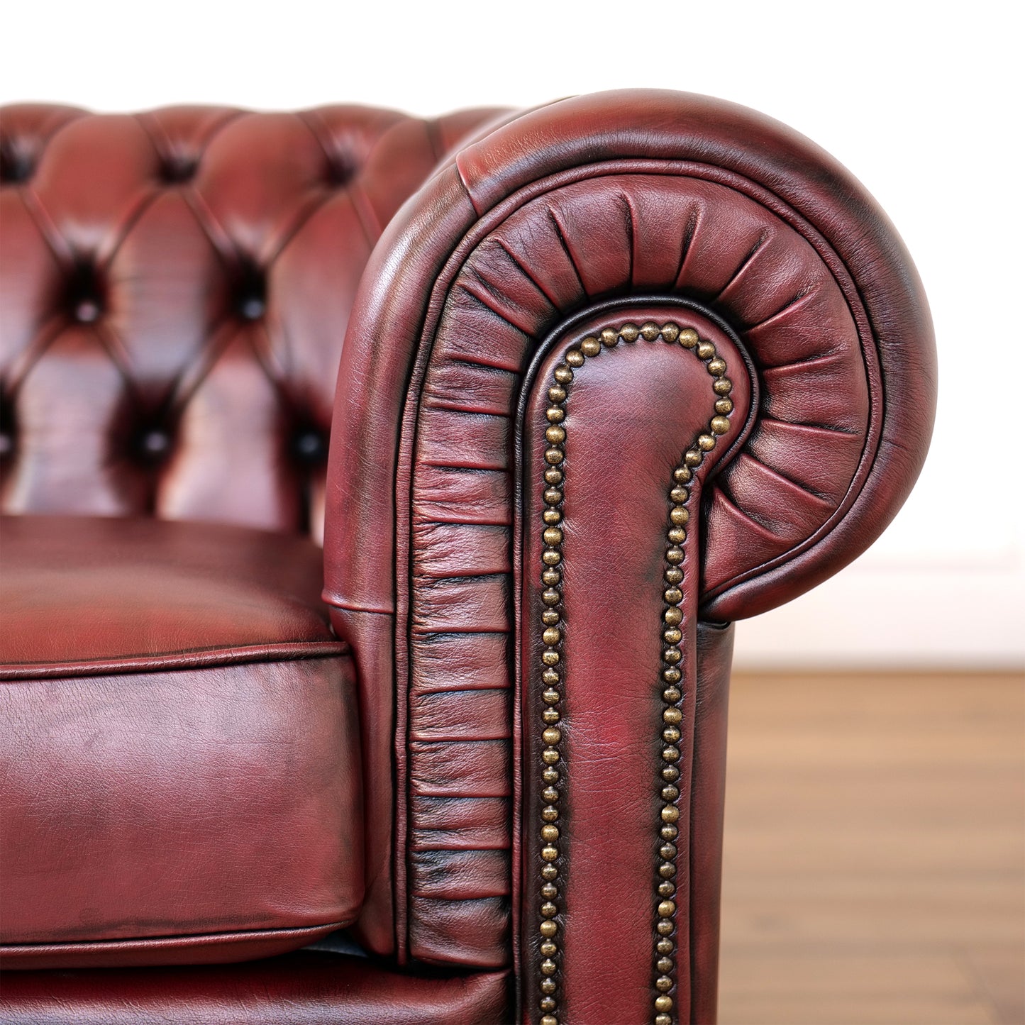 Divano Chesterfield in Pelle Primo Fiore Premium – Iconico, Finiture di Pregio