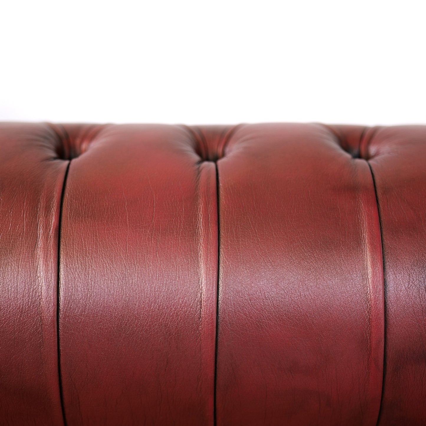 Divano Chesterfield in Pelle Primo Fiore Premium – Iconico, Finiture di Pregio