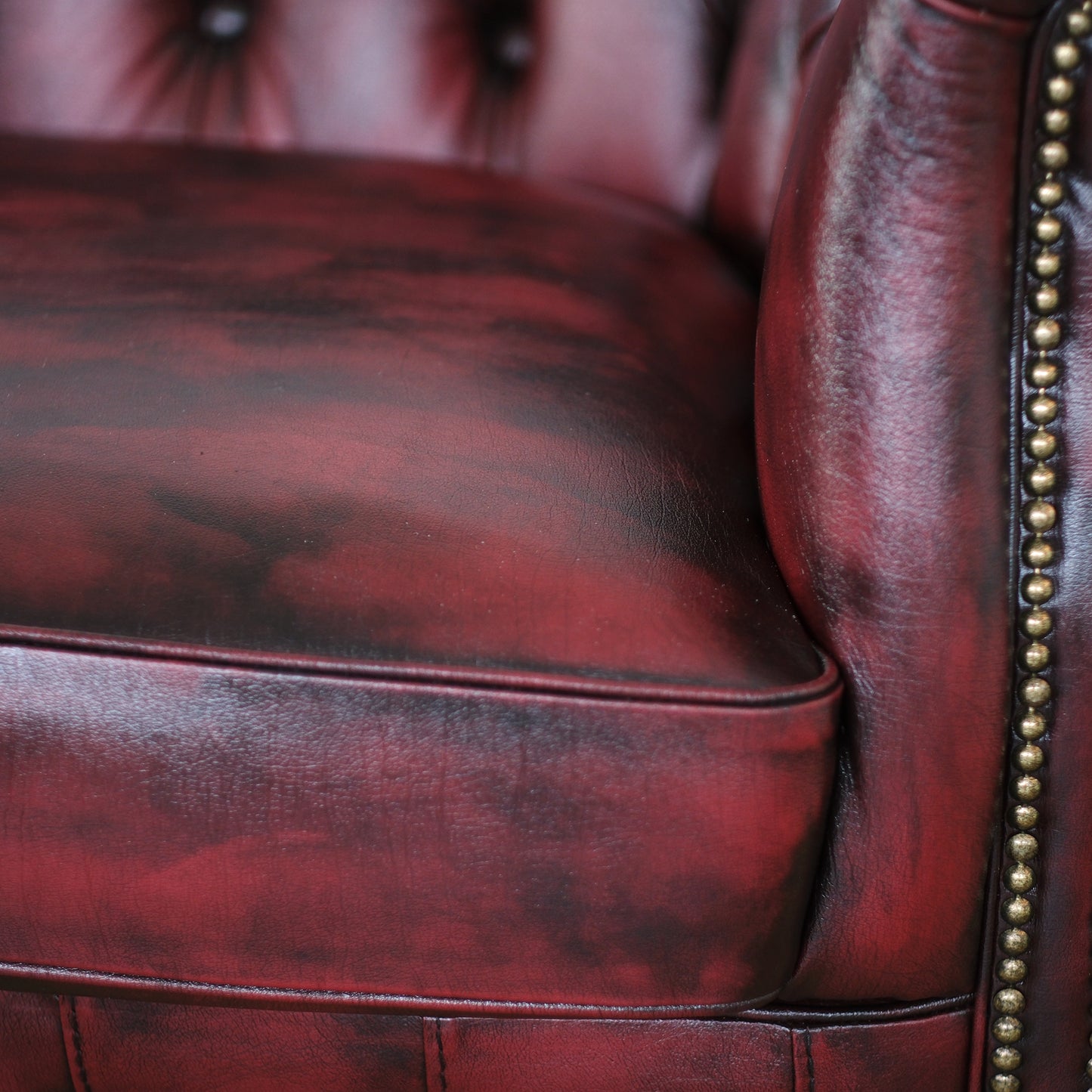 Divano Chesterino in pelle fiore bordeaux stile old America rifinita a mano