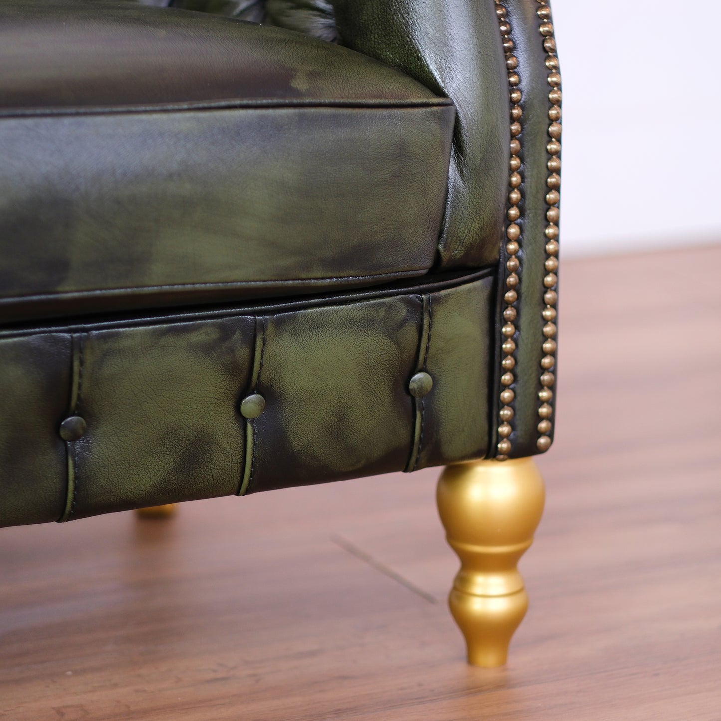Divano Chesterino in pelle fiore verde stile old America rifinita a mano