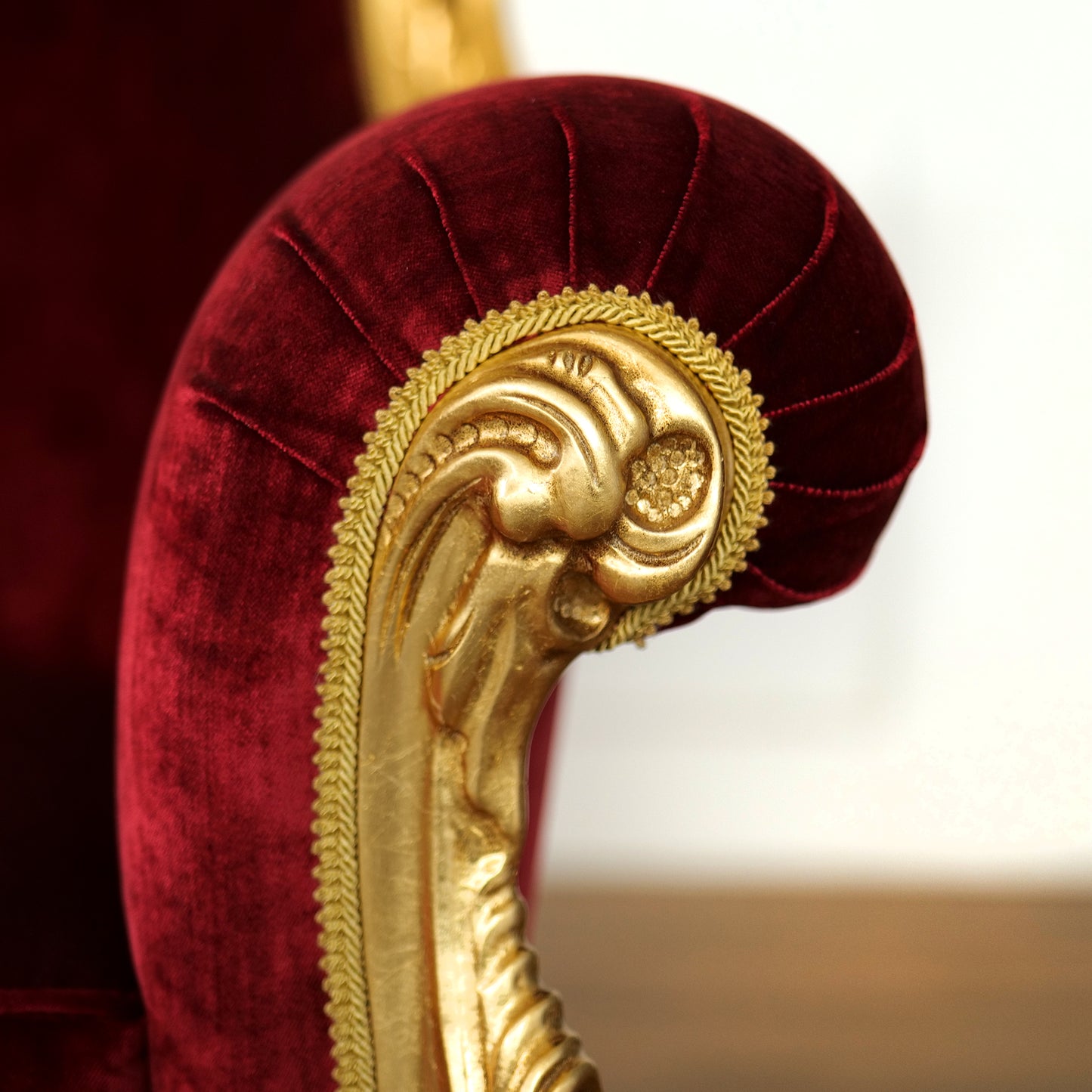 Poltrona Barocca Bernini - Foglia Oro e Velluto – Artigianato Italiano di Lusso