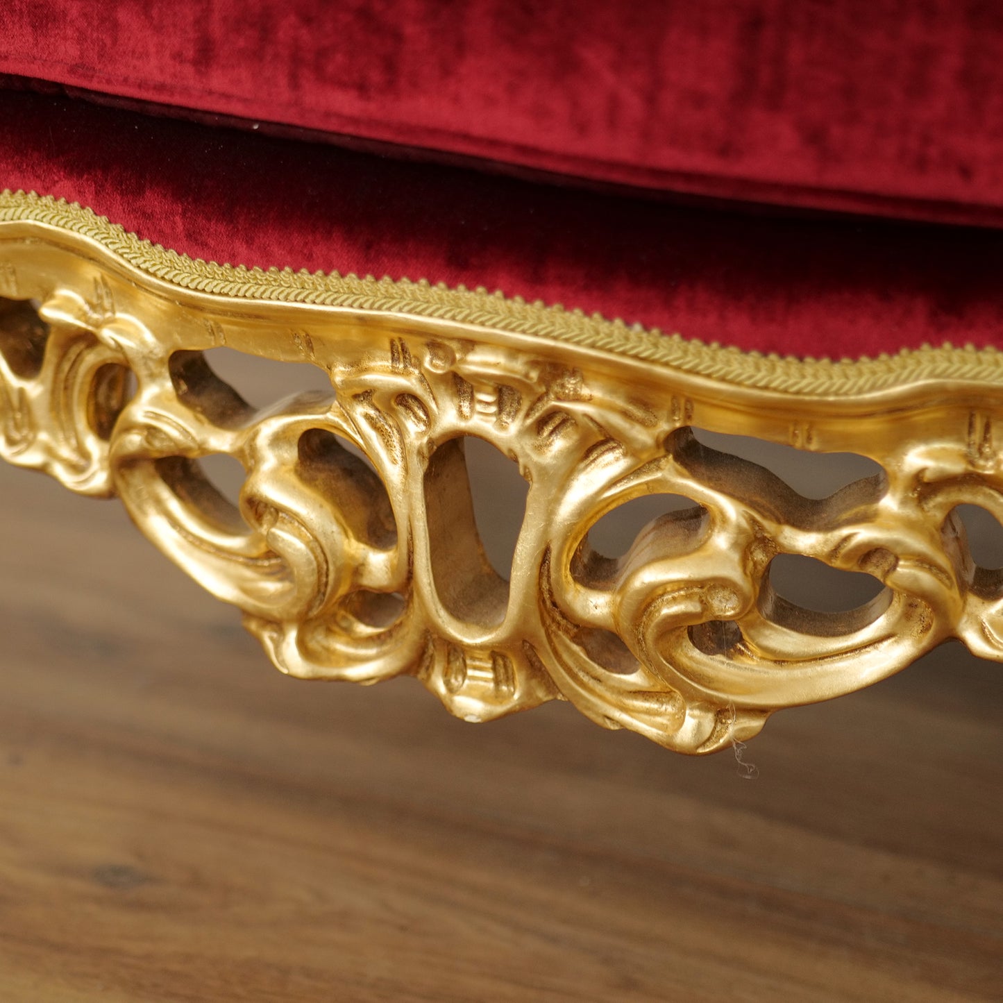 Poltrona Barocca Bernini - Foglia Oro e Velluto – Artigianato Italiano di Lusso