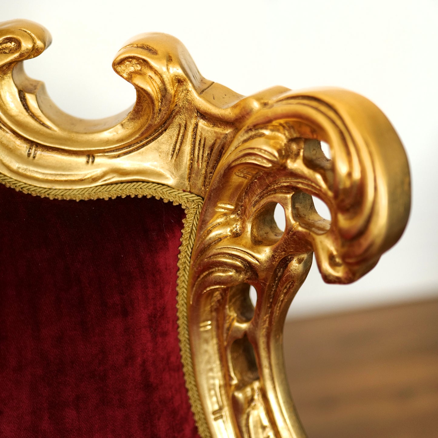 Poltrona Barocca Bernini - Foglia Oro e Velluto – Artigianato Italiano di Lusso