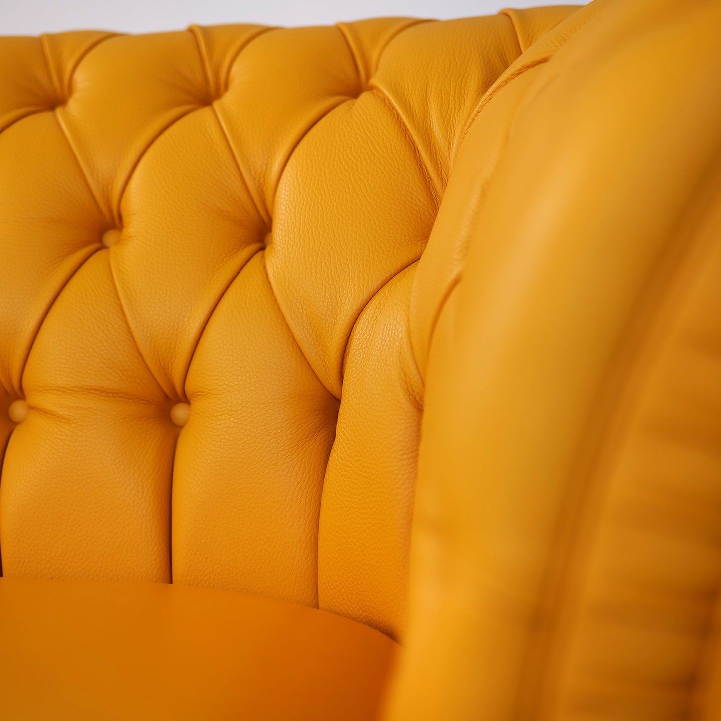 Divano Chesterfield Gabbiano in Pelle Primo Fiore Premium – Iconico, Finiture di Pregio