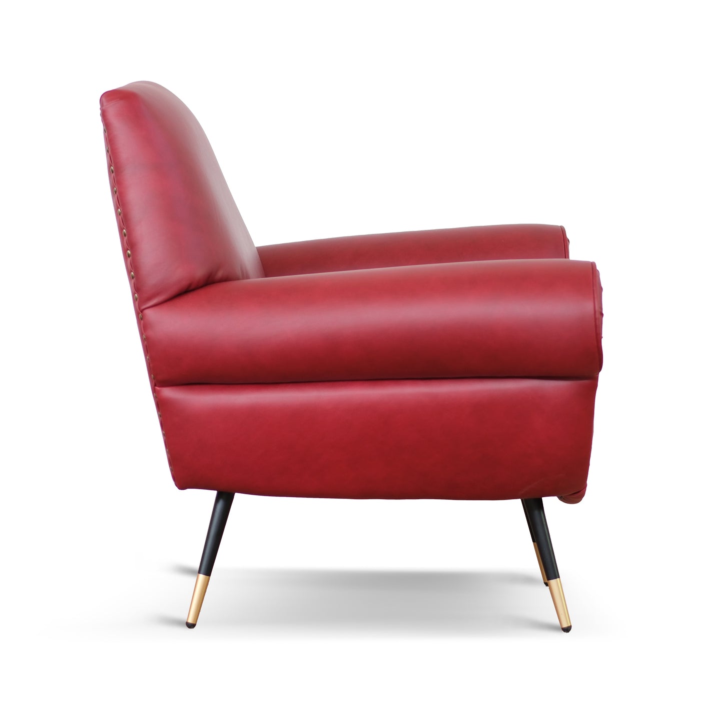 Fauteuil design vintage Vico en cuir grainé pull up rouge cerise avec clous vieillis et pieds noirs et laiton 