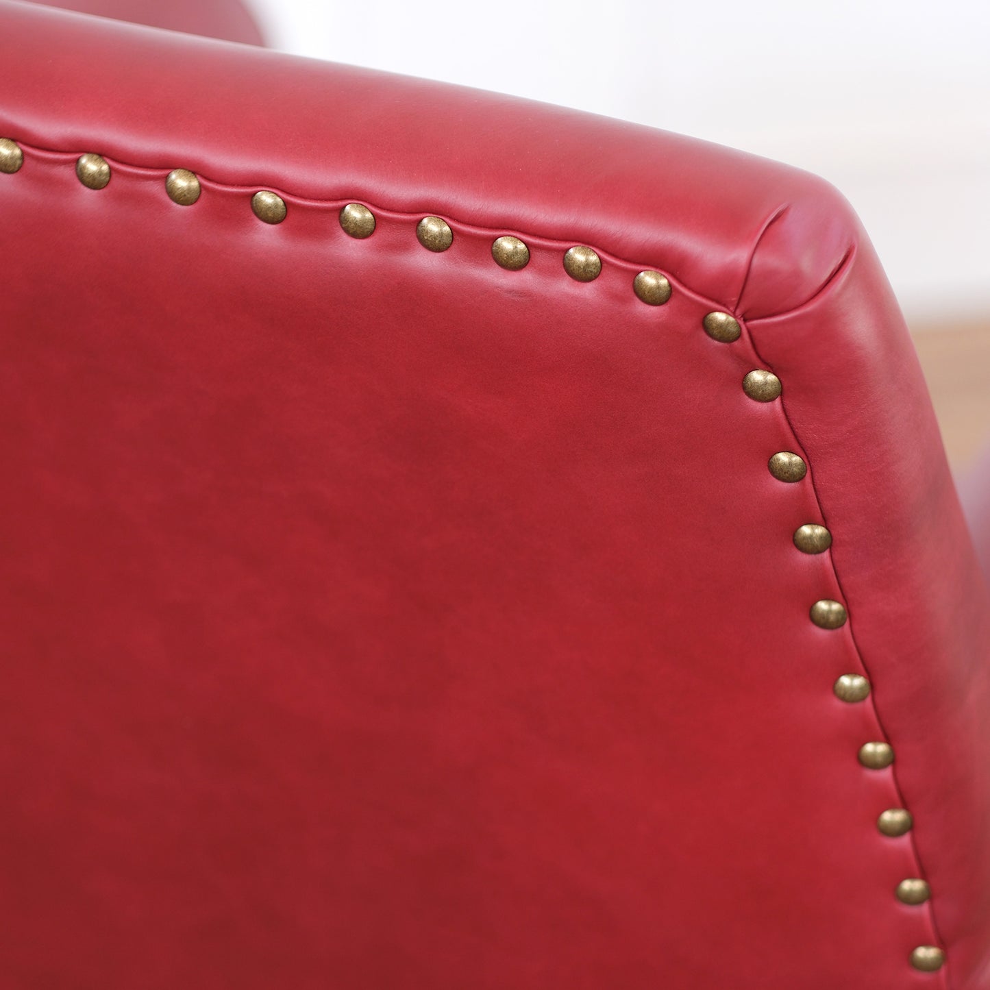 Fauteuil design vintage Vico en cuir grainé pull up rouge cerise avec clous vieillis et pieds noirs et laiton 